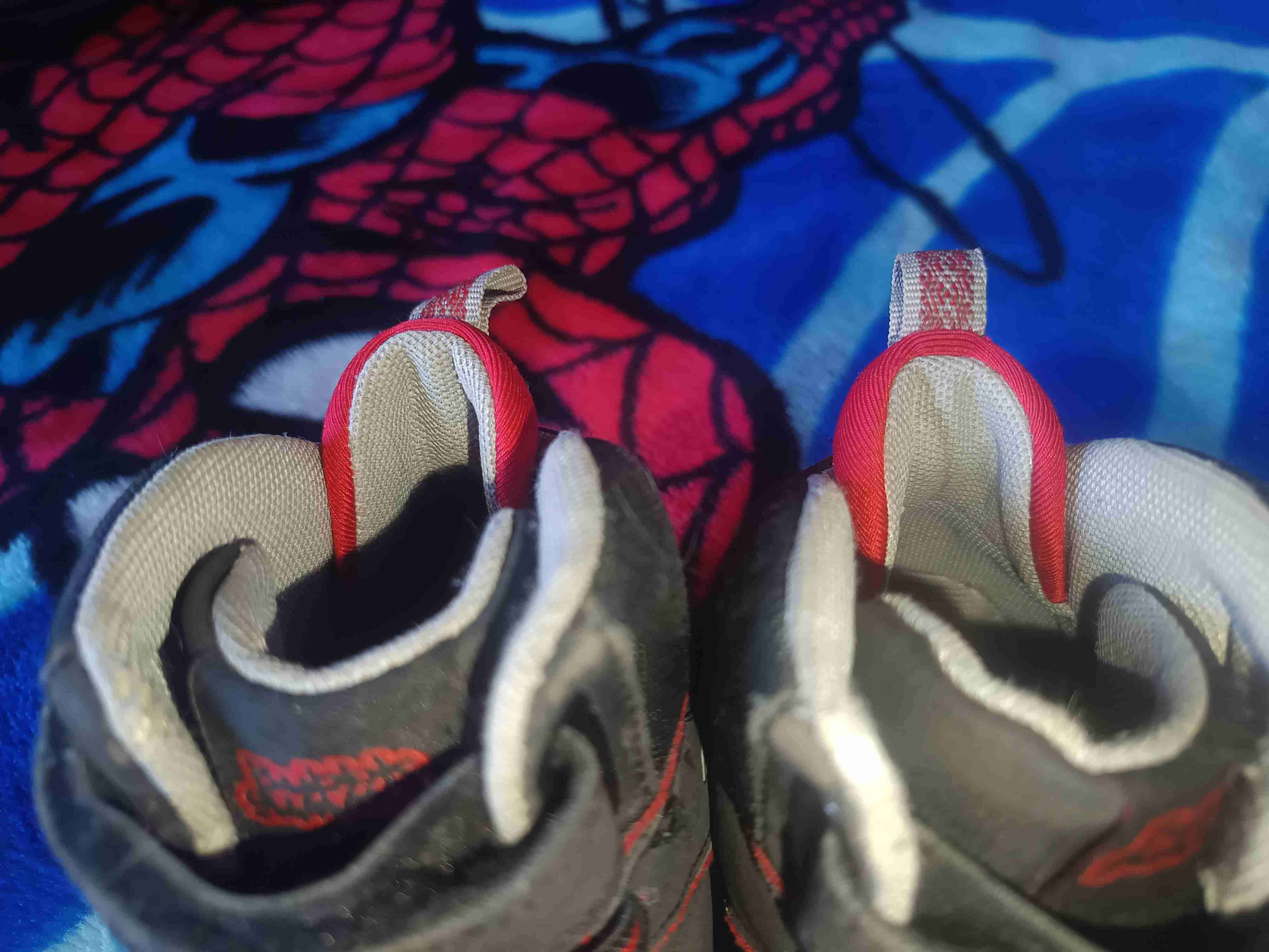 Zapatillas deportivas negras y rojas - miniatura 4