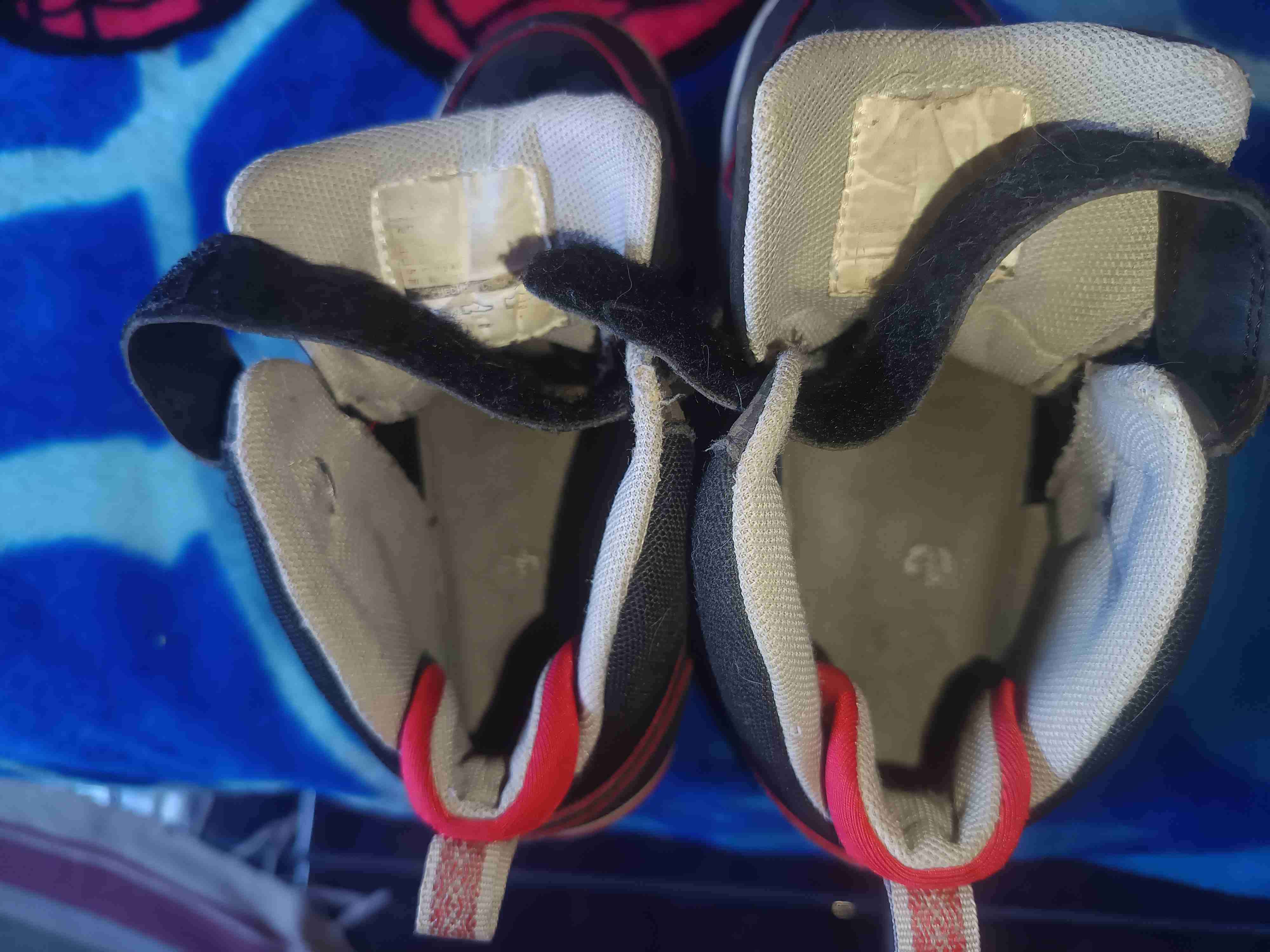 Zapatillas deportivas negras y rojas - miniatura 5