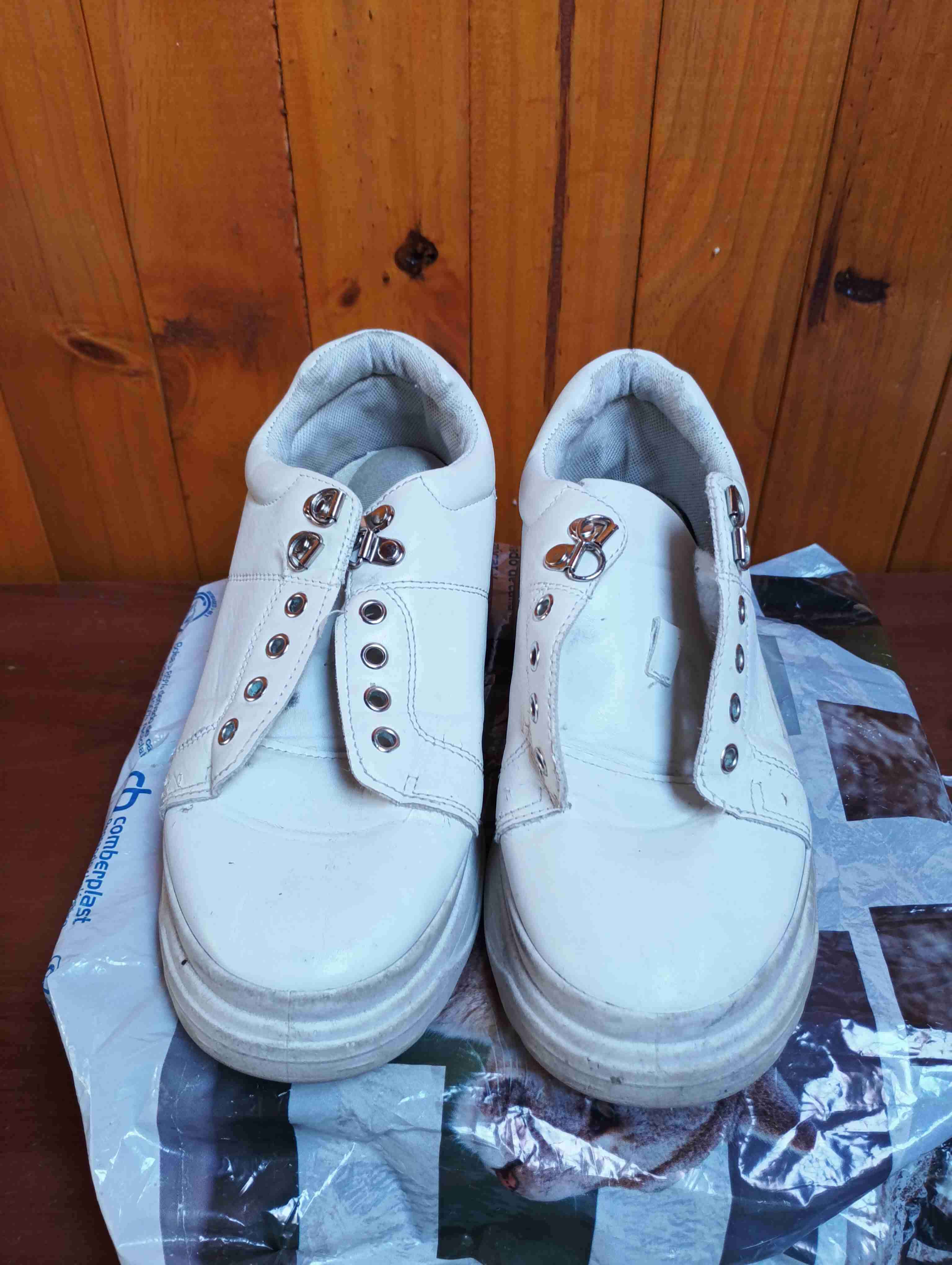 Zapatillas blancas sin cordones - miniatura 1