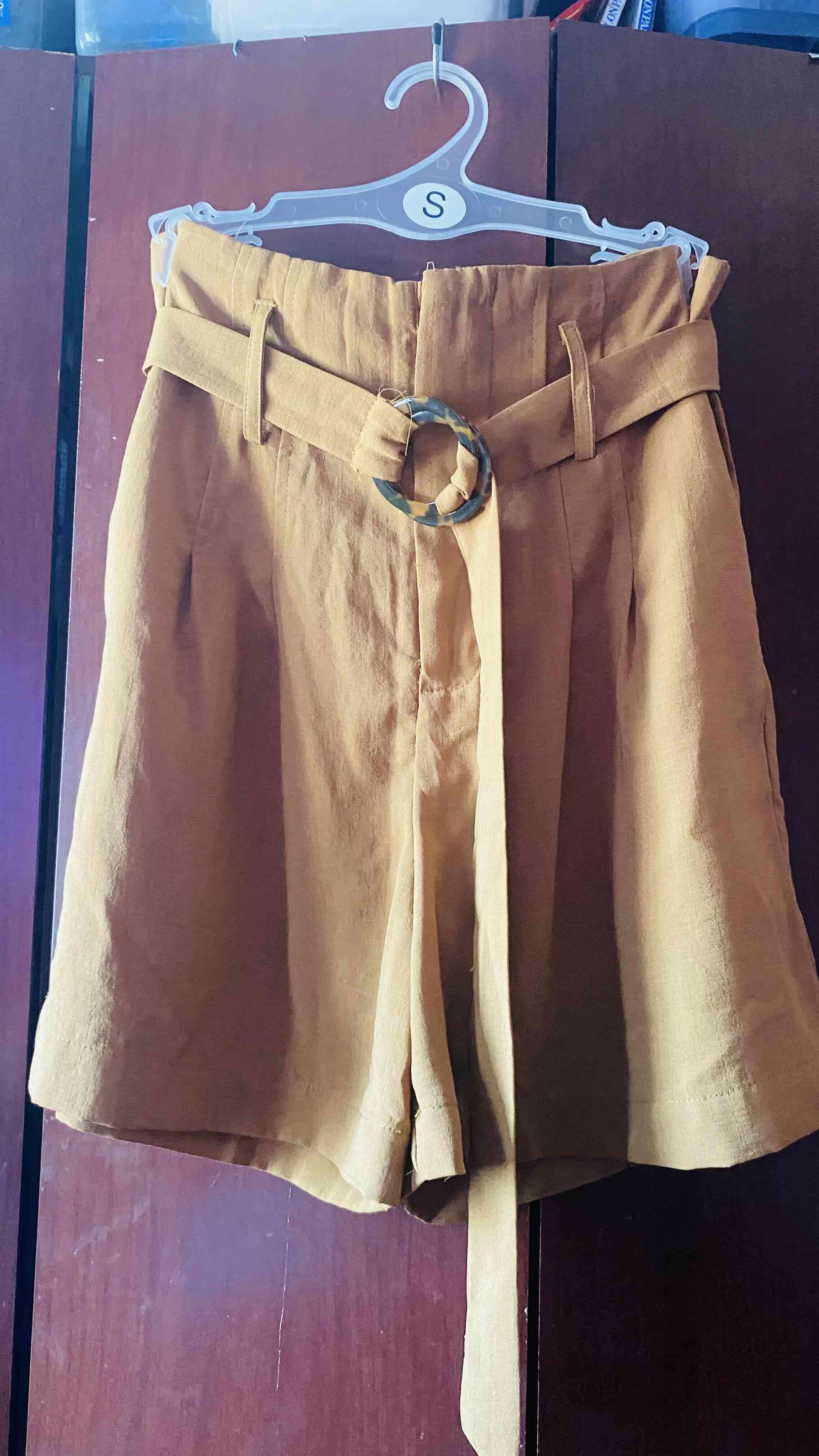 Shorts mostaza con cinturón - miniatura 1