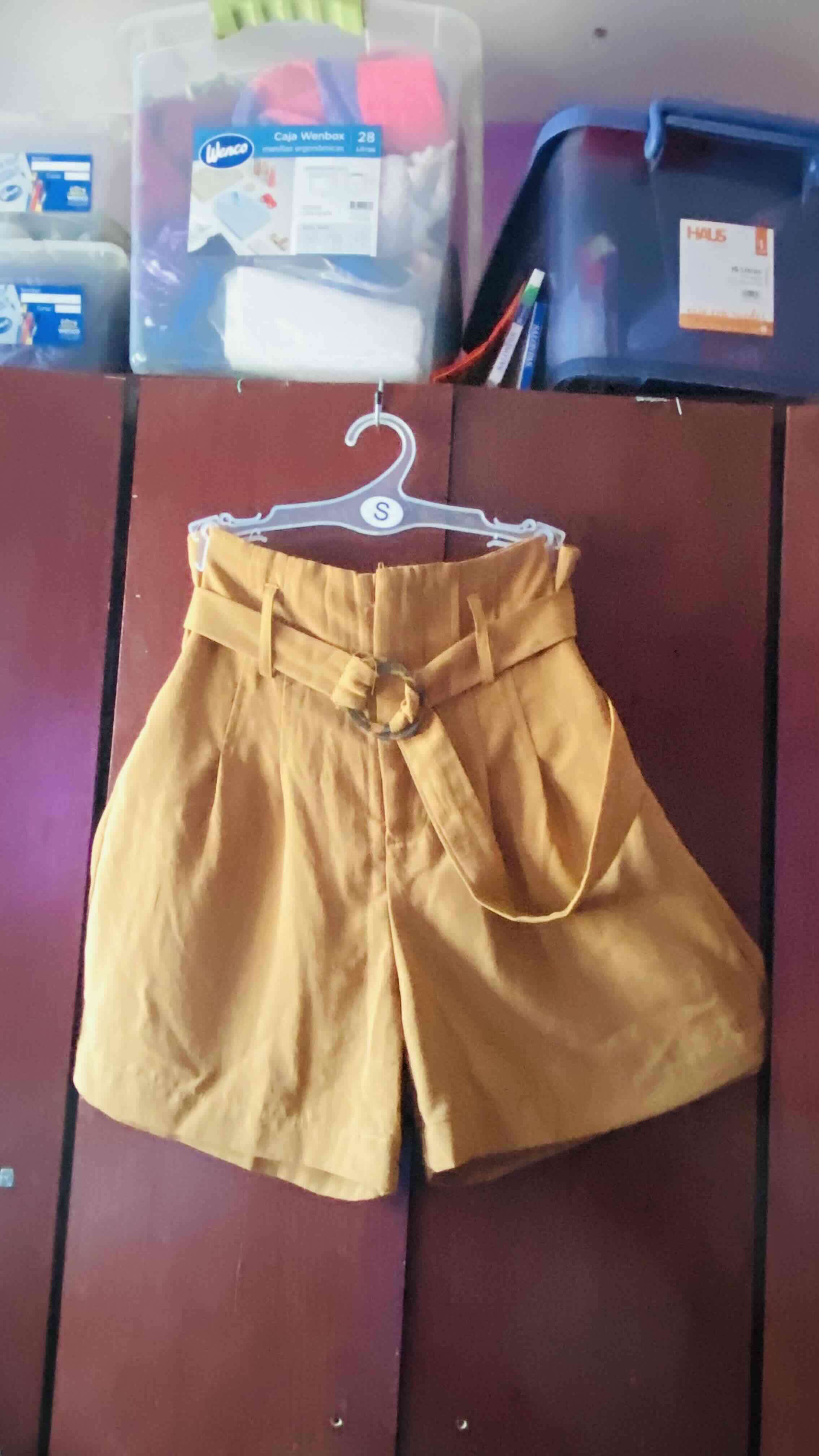 Shorts mostaza con cinturón - miniatura 2