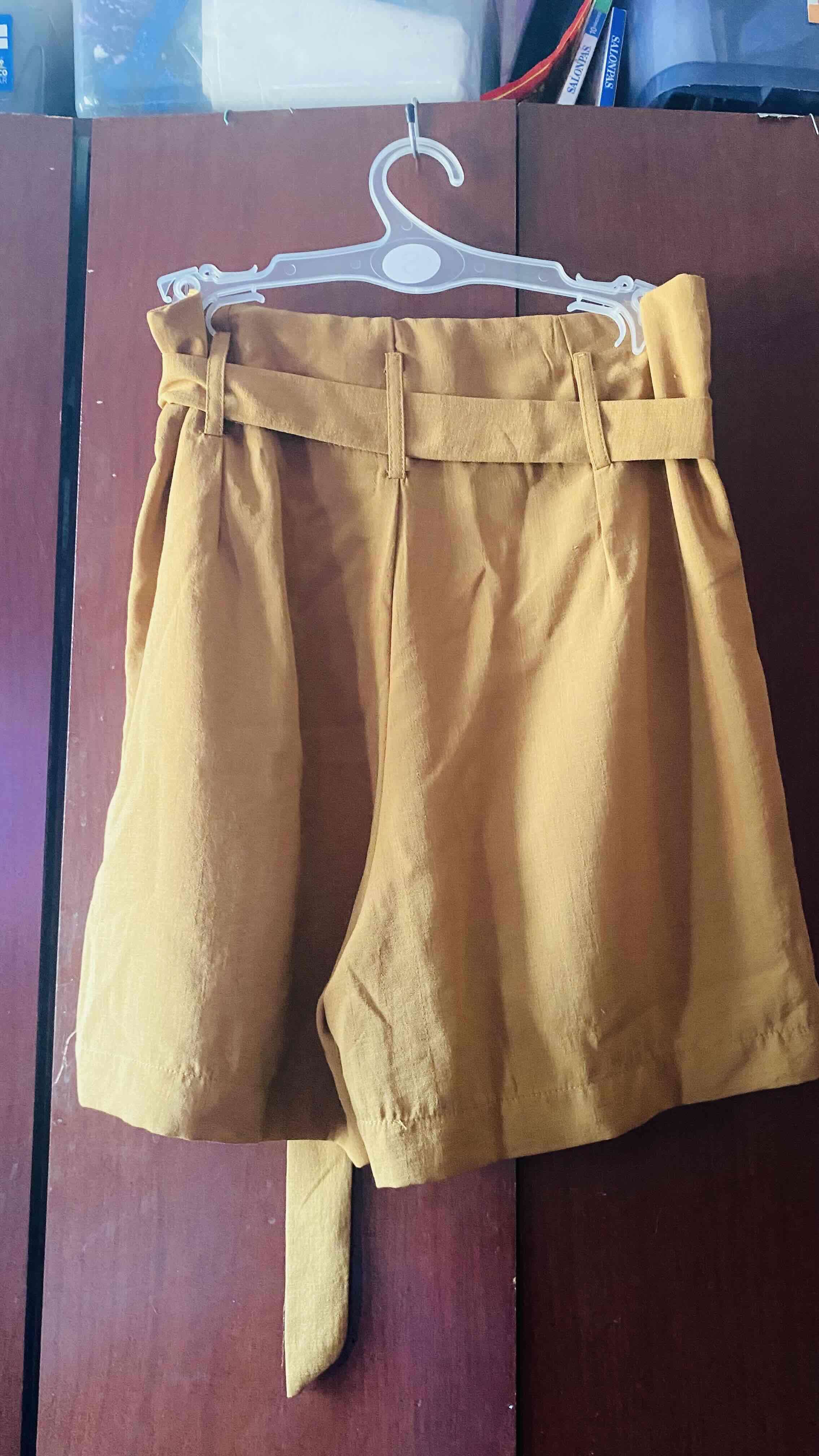 Shorts mostaza con cinturón - miniatura 5