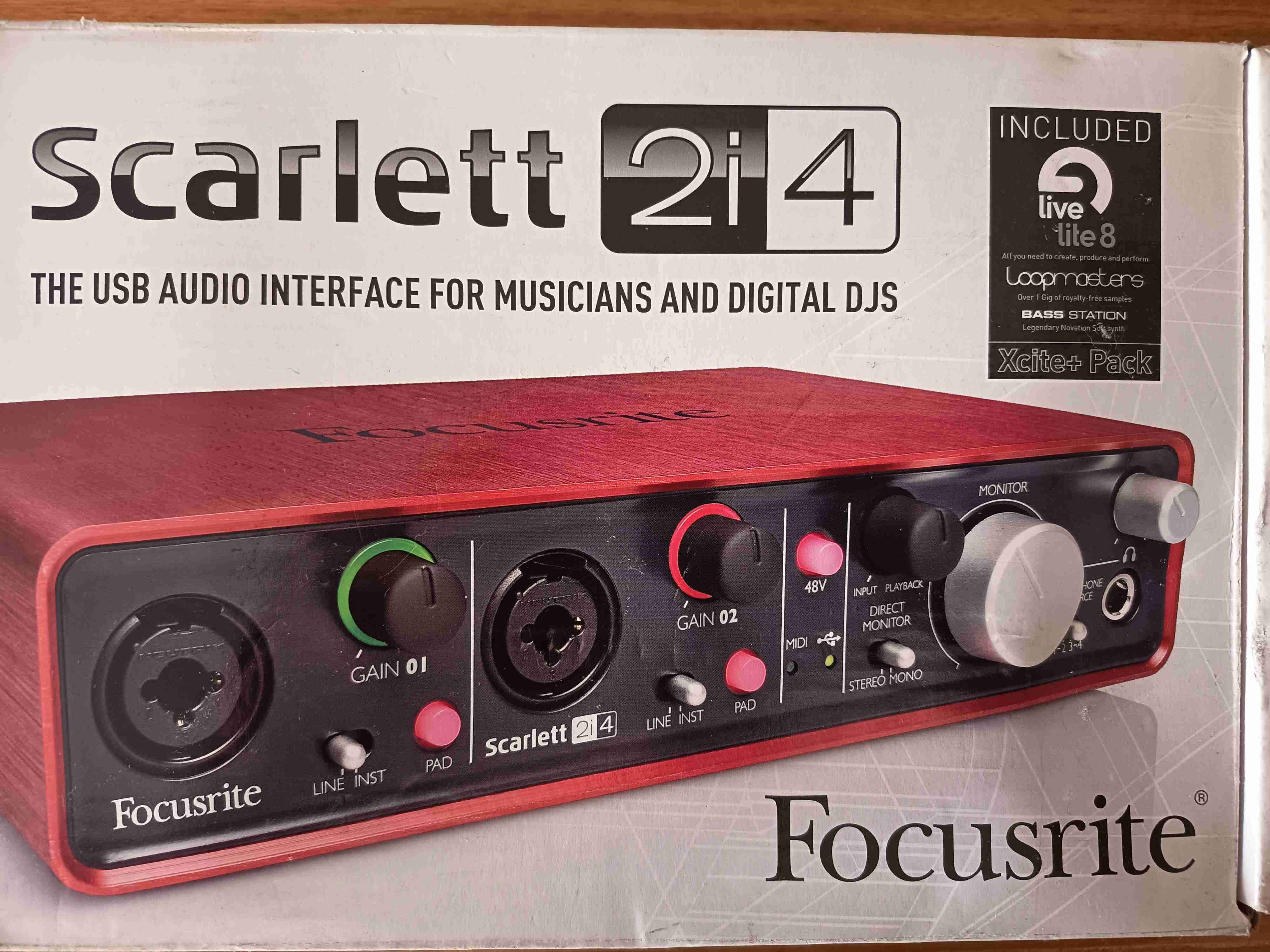 Interfaz de audio Focusrite Scarlett 2i4 - miniatura 1