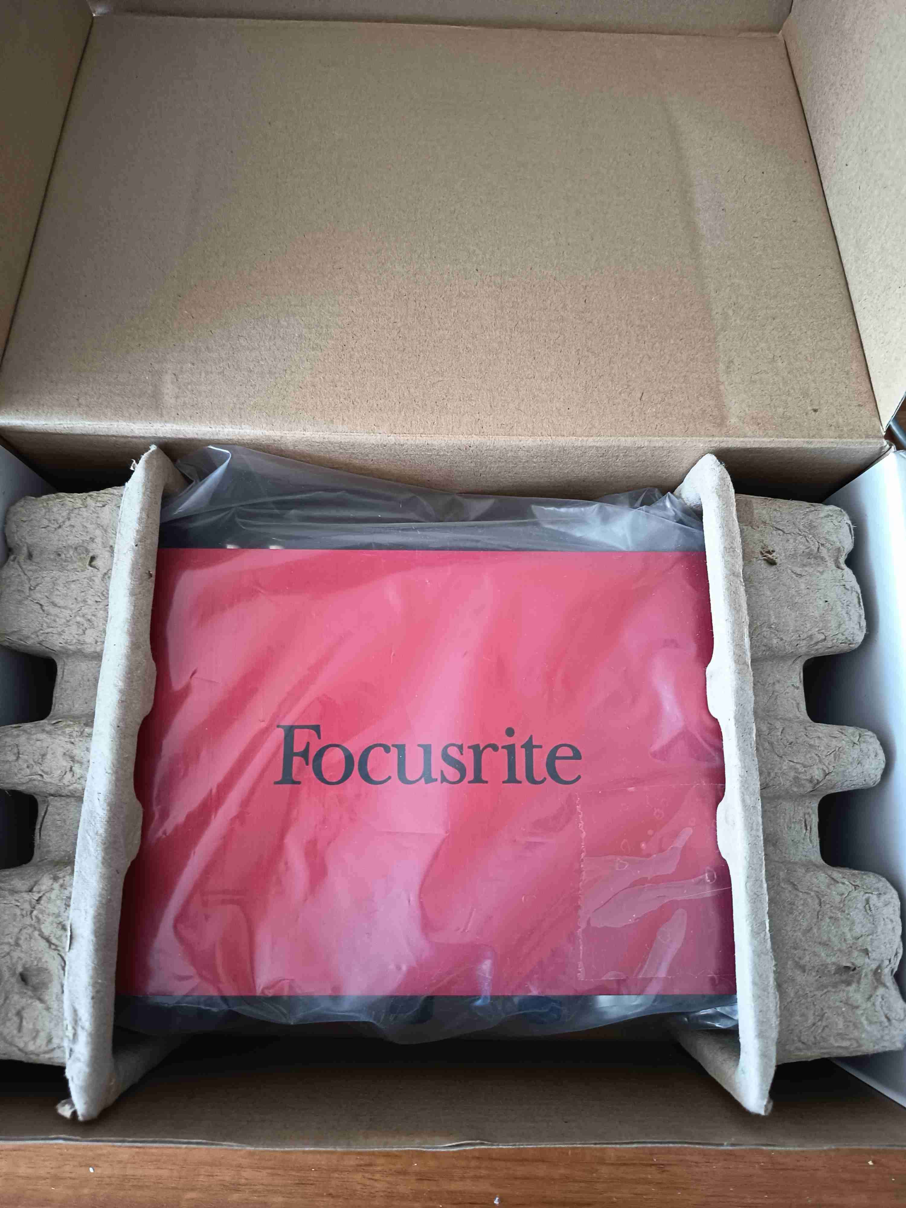 Interfaz de audio Focusrite Scarlett 2i4 - miniatura 3