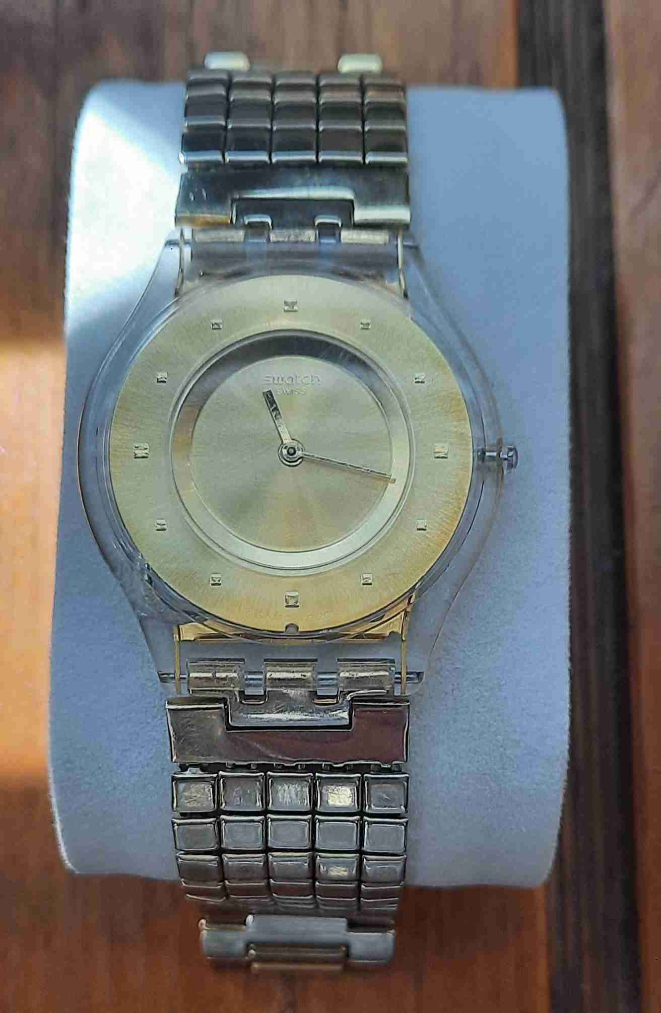 Reloj dorado Swatch - miniatura 3