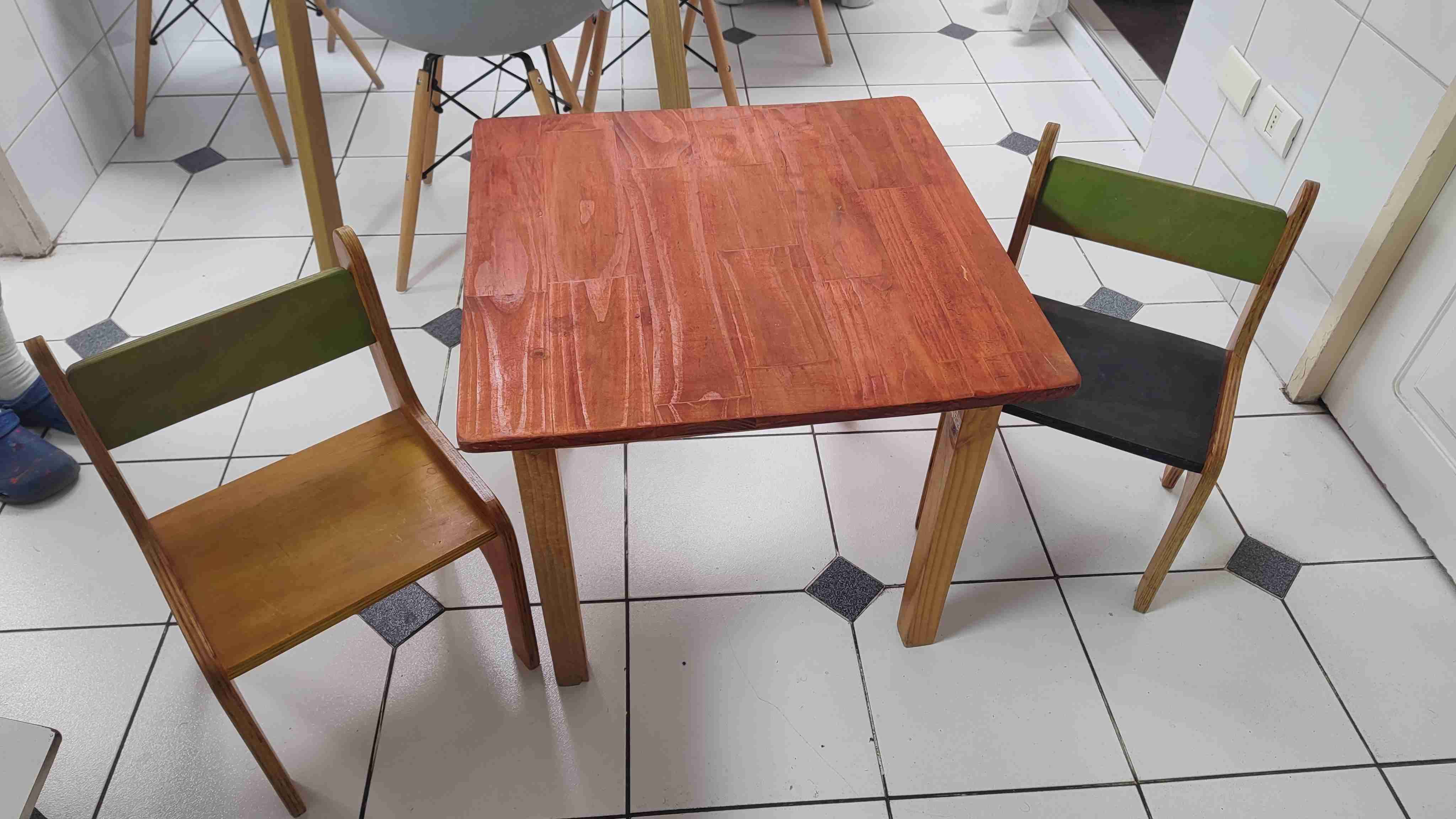 Juego de mesa y sillas infantil - miniatura 1