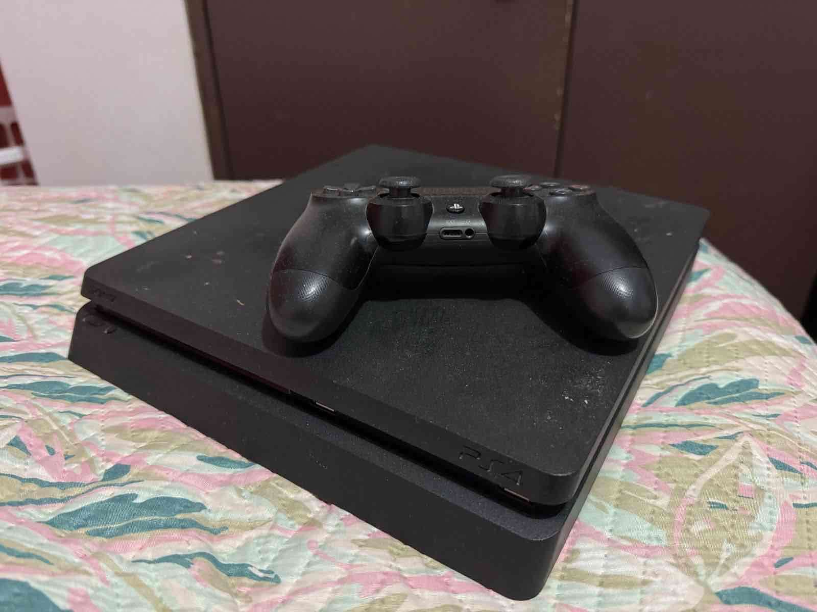 Consola PS4 con control negro