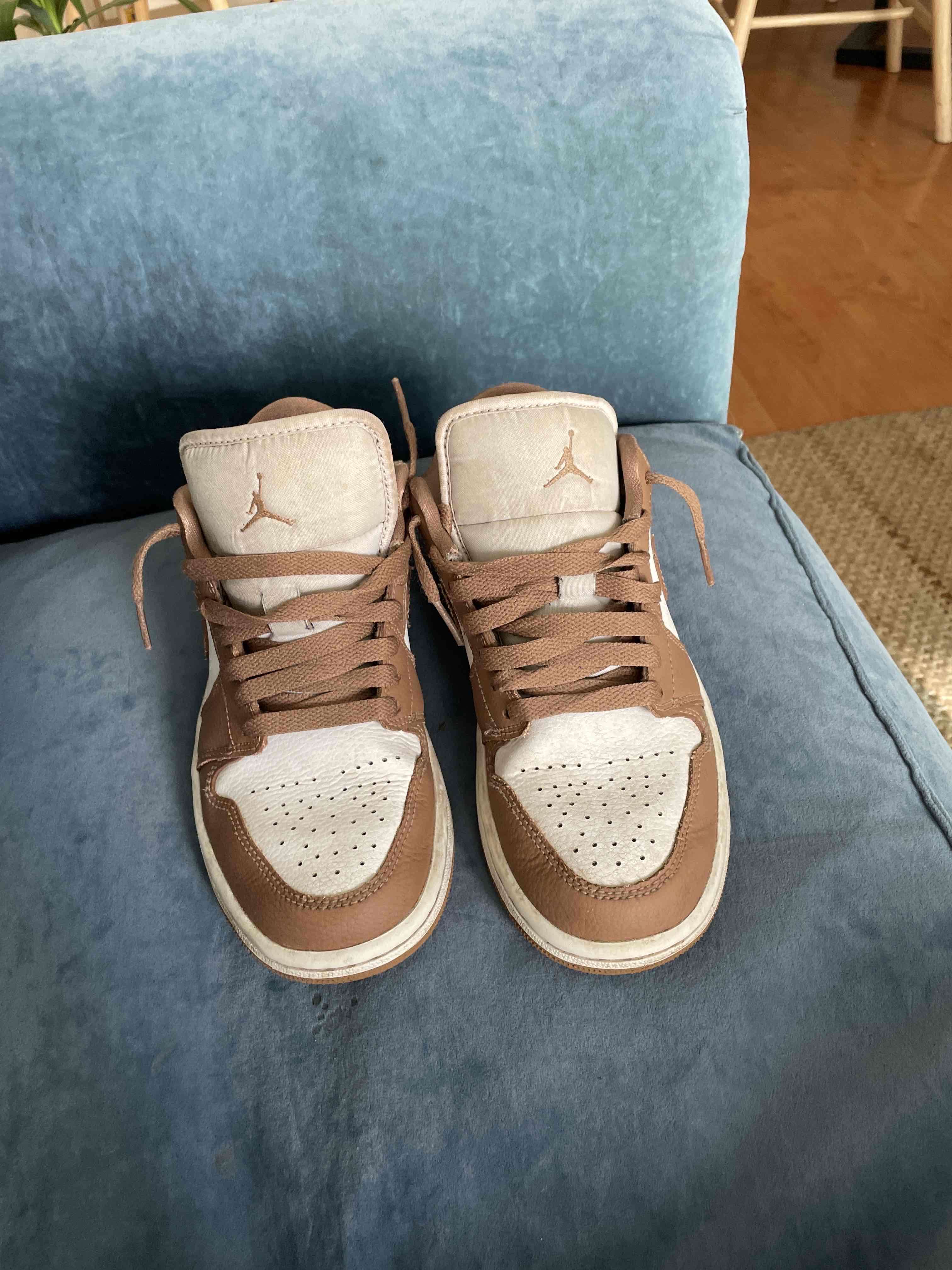 Zapatillas deportivas marrones y blancas - miniatura 2