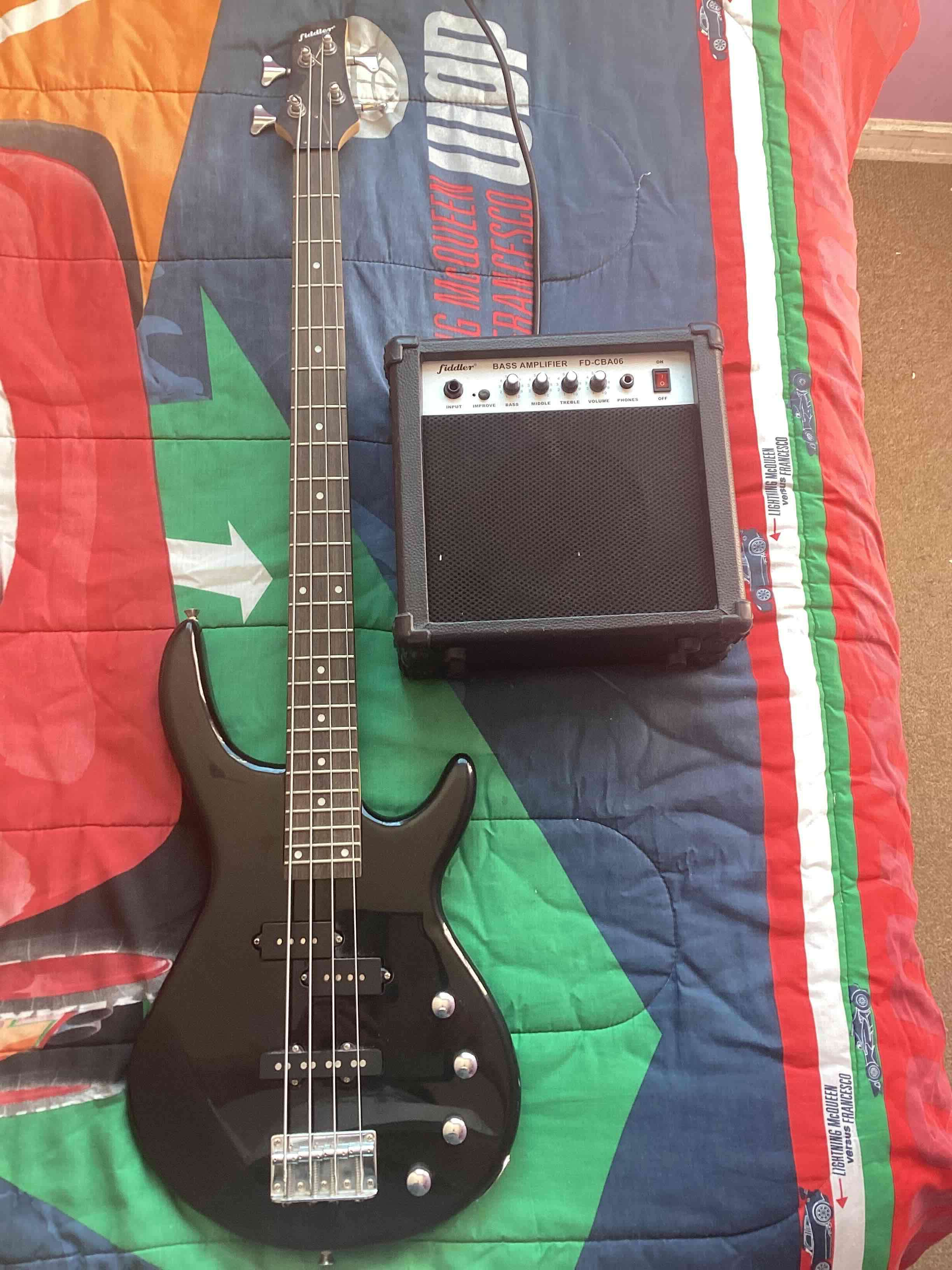 Bajo eléctrico negro con amplificador - miniatura 1