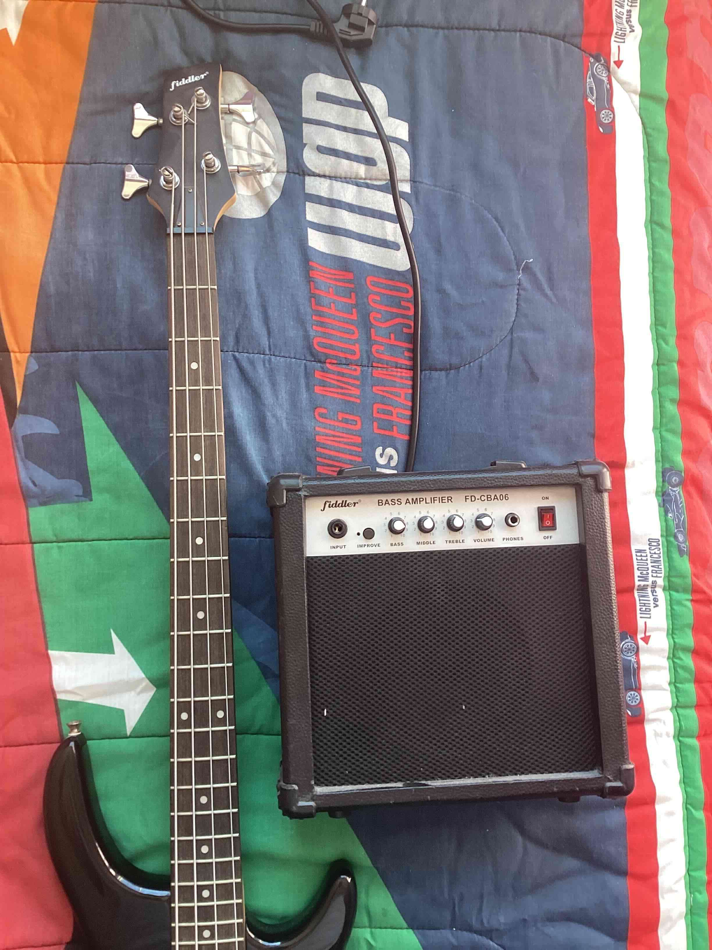 Bajo eléctrico negro con amplificador - miniatura 2