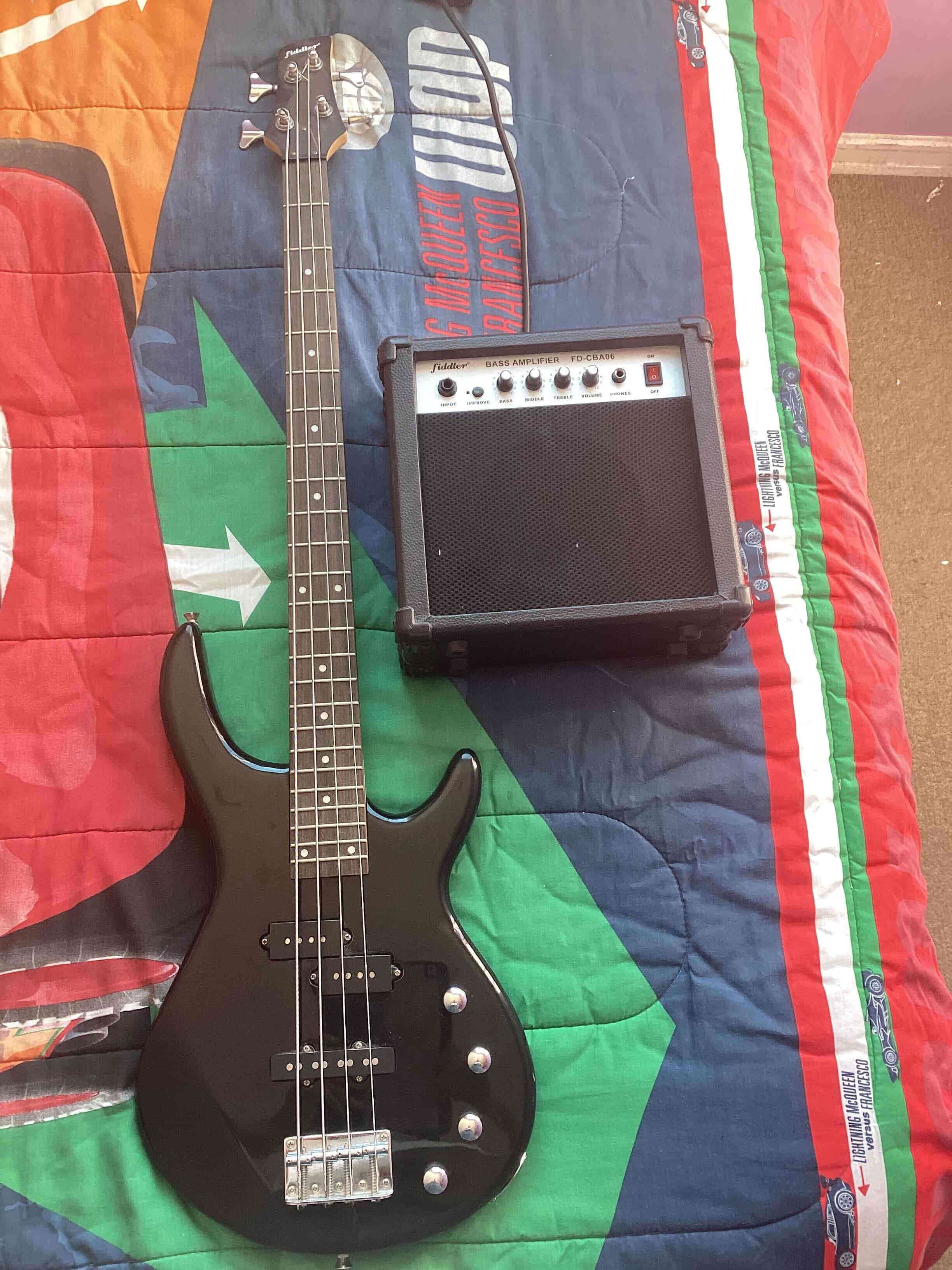 Bajo eléctrico negro con amplificador - miniatura 3