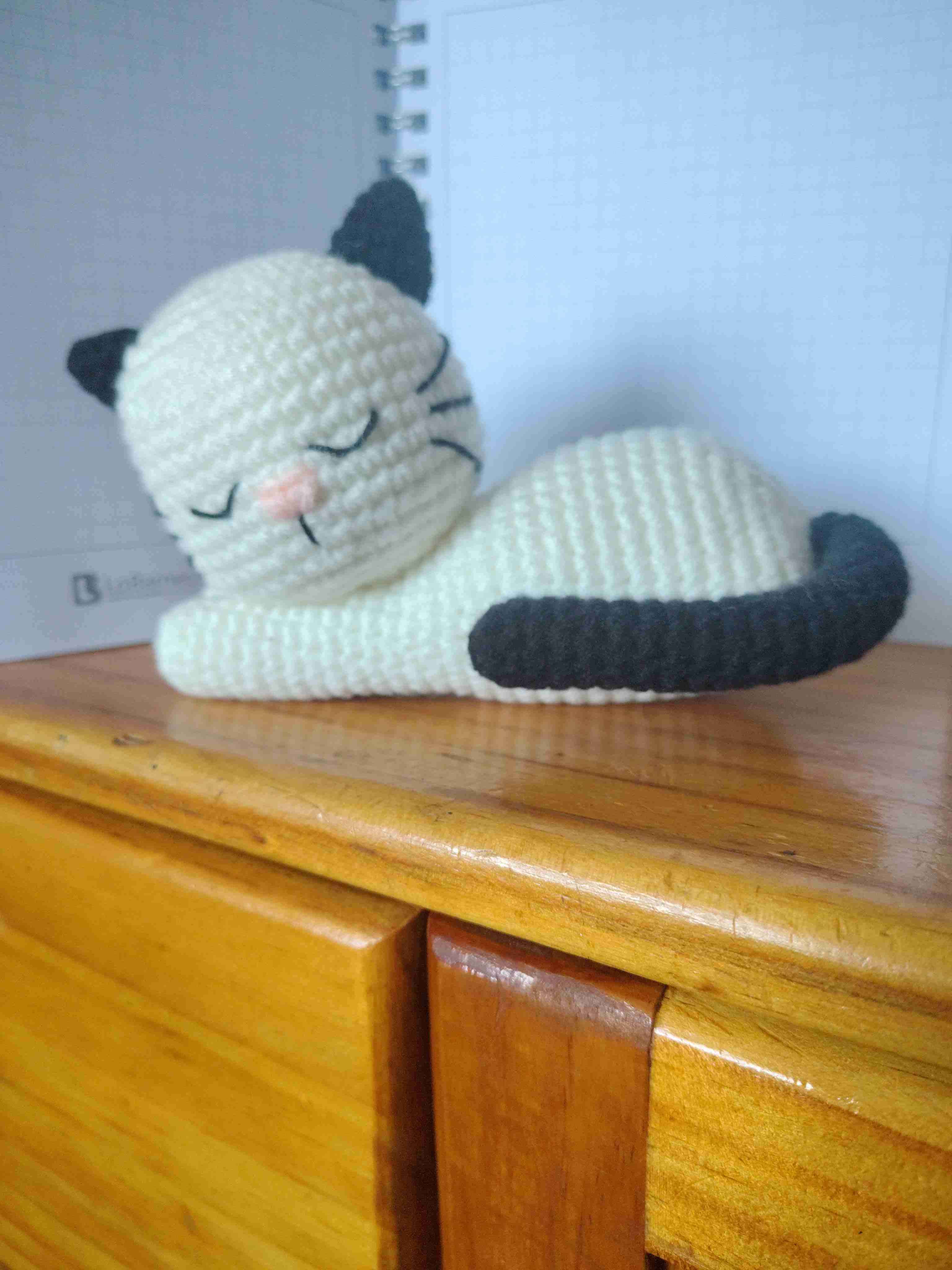 Muñeco de gato tejido a crochet