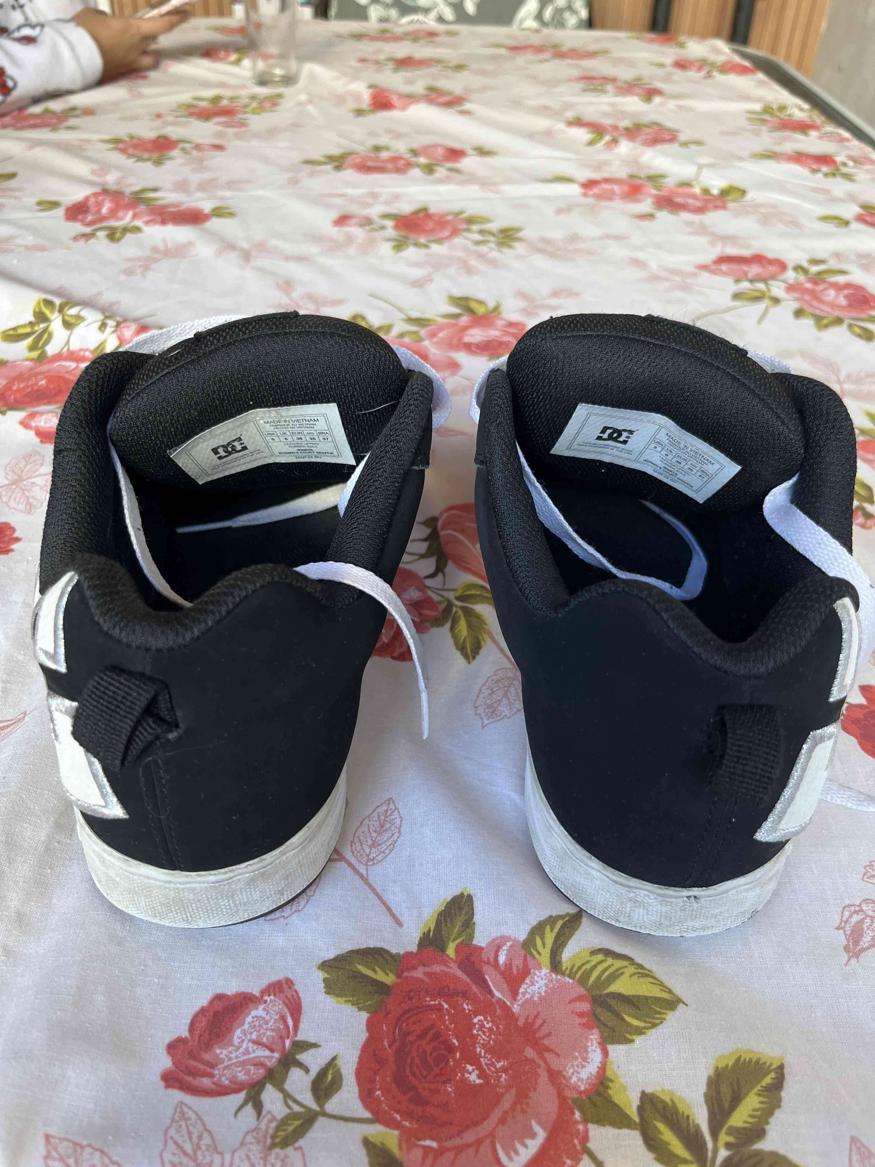 Zapatillas DC negras y blancas - miniatura 3