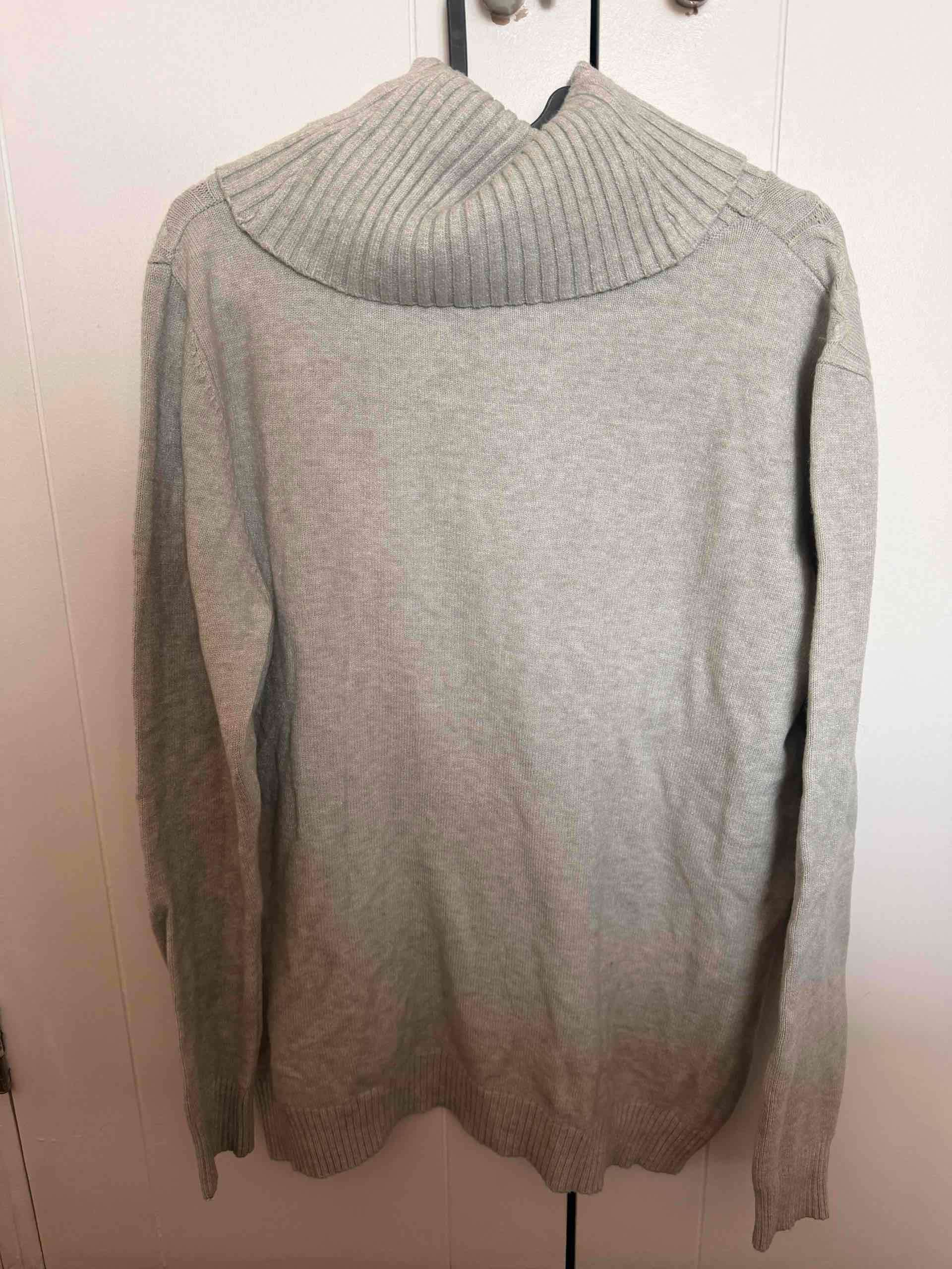 Suéter gris con cuello alto - miniatura 2