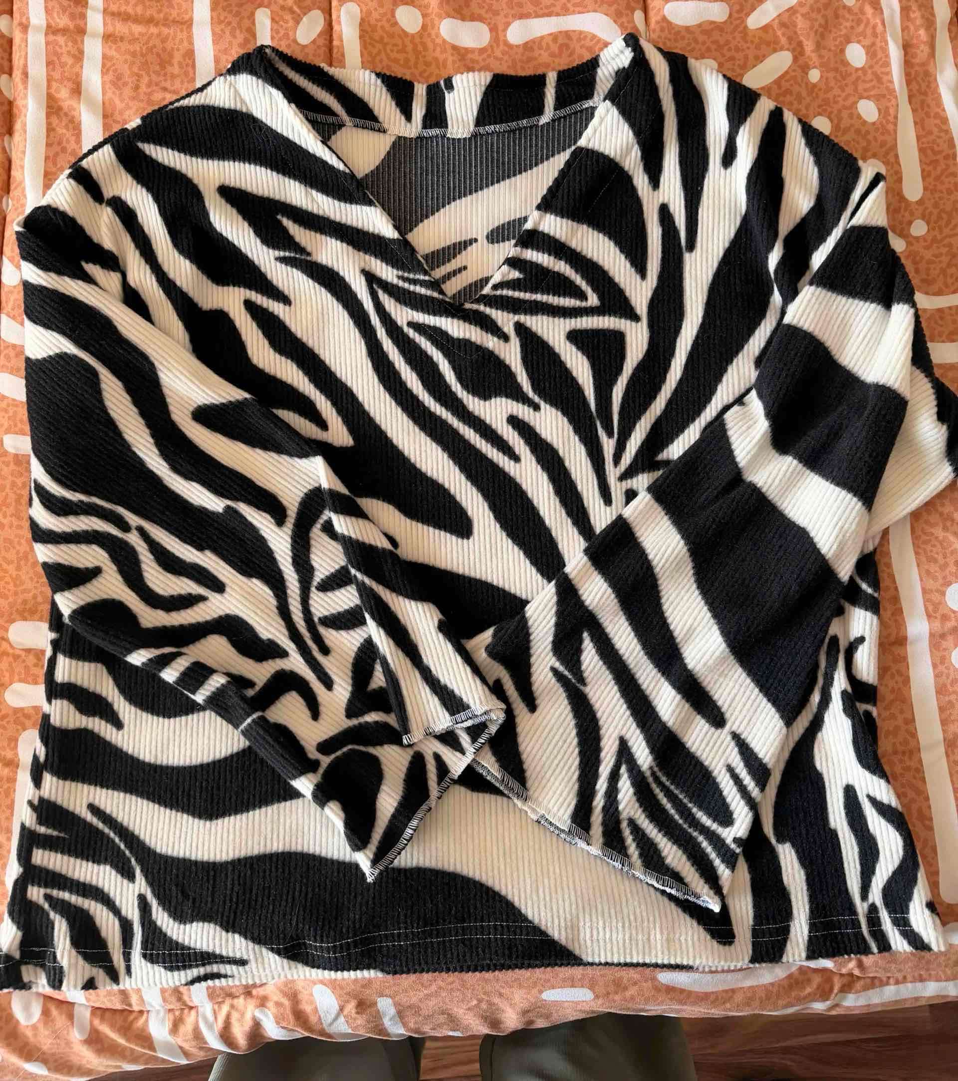 Suéter estampado cebra blanco y negro - miniatura 2