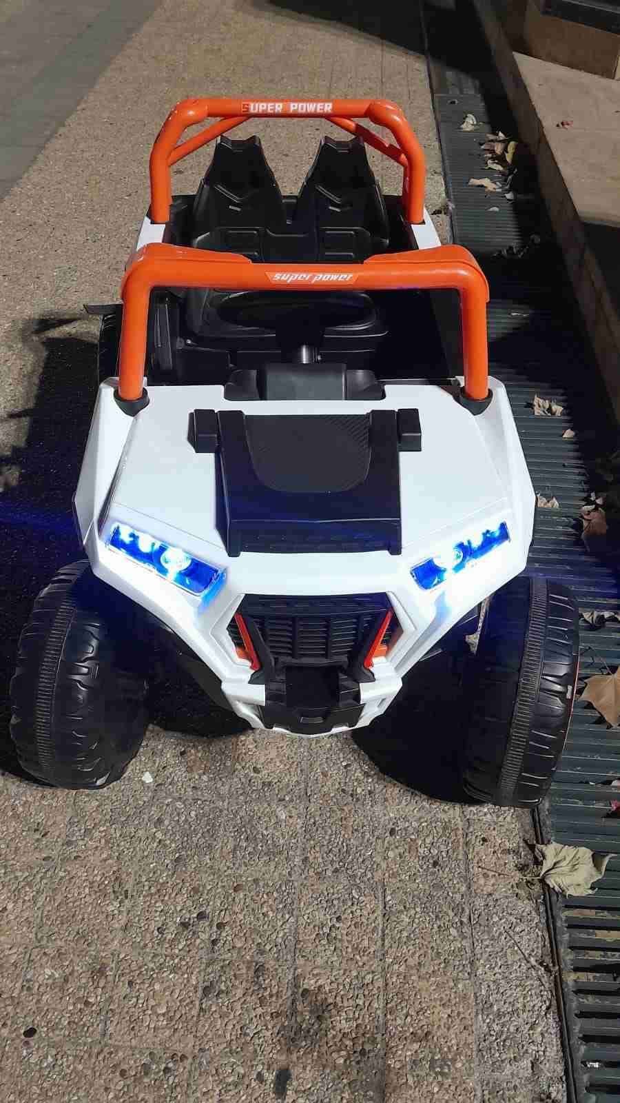 Auto de juguete eléctrico - miniatura 2