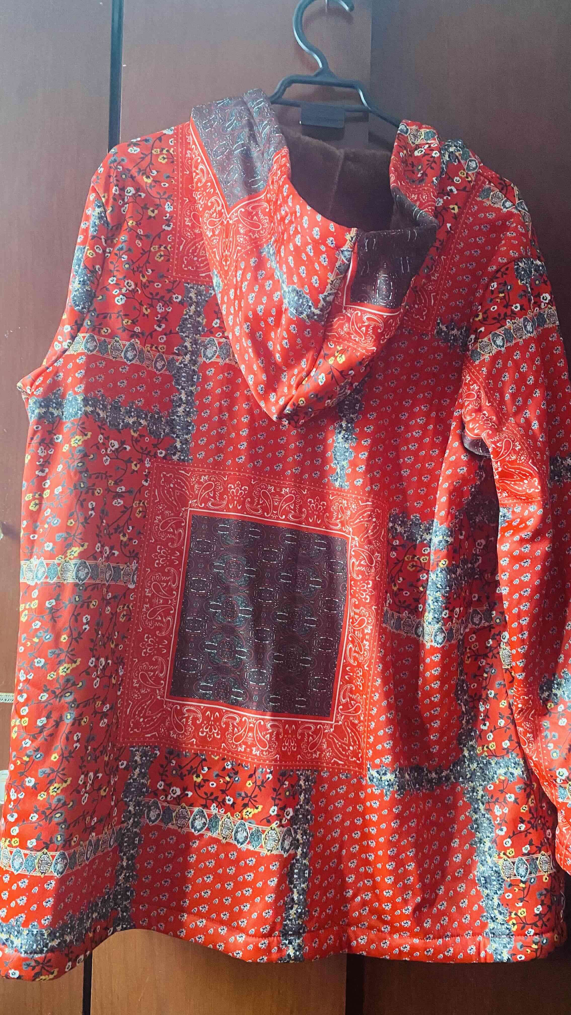 Abrigo acolchado rojo con diseño - miniatura 2