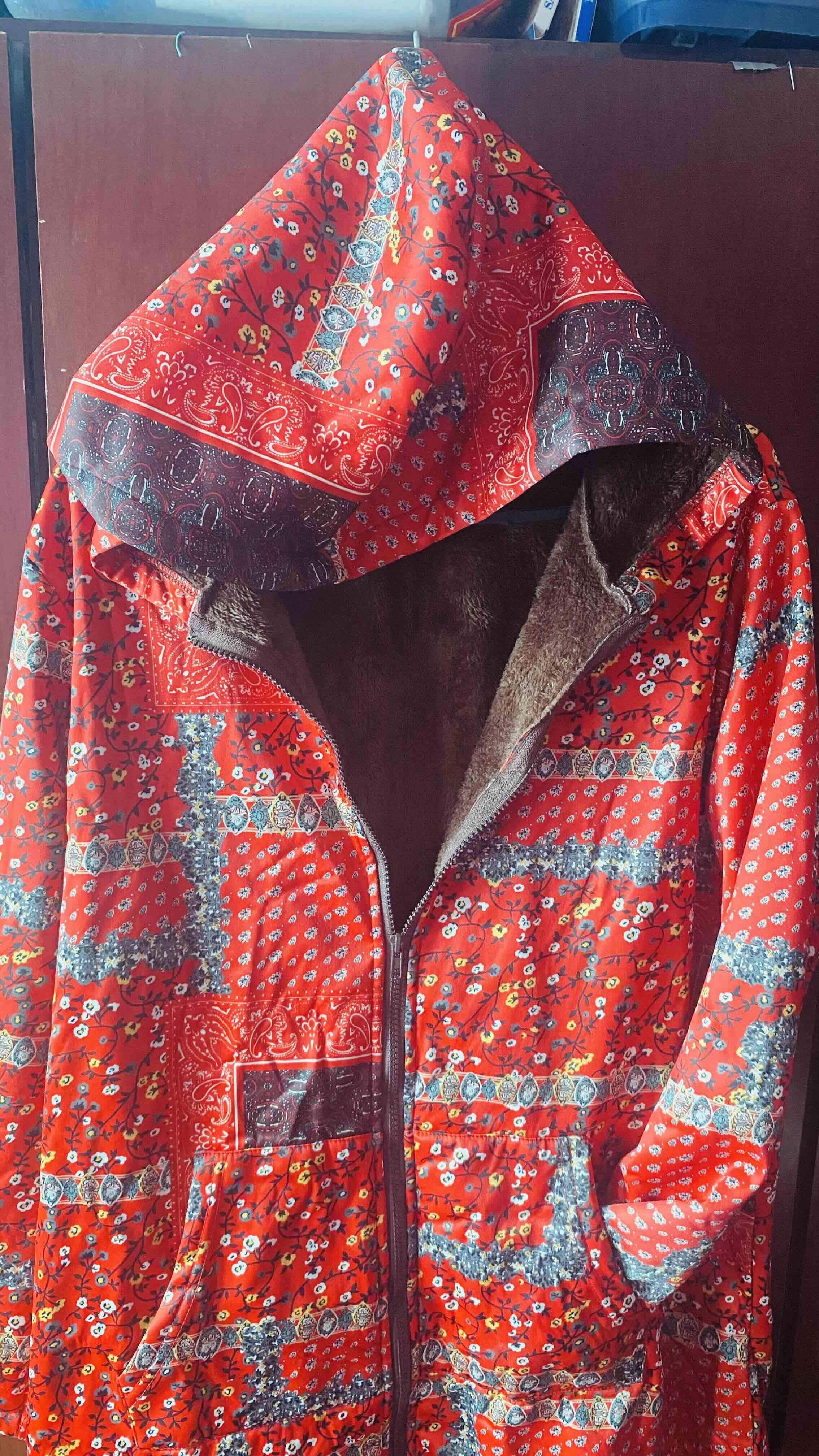 Abrigo acolchado rojo con diseño - miniatura 3