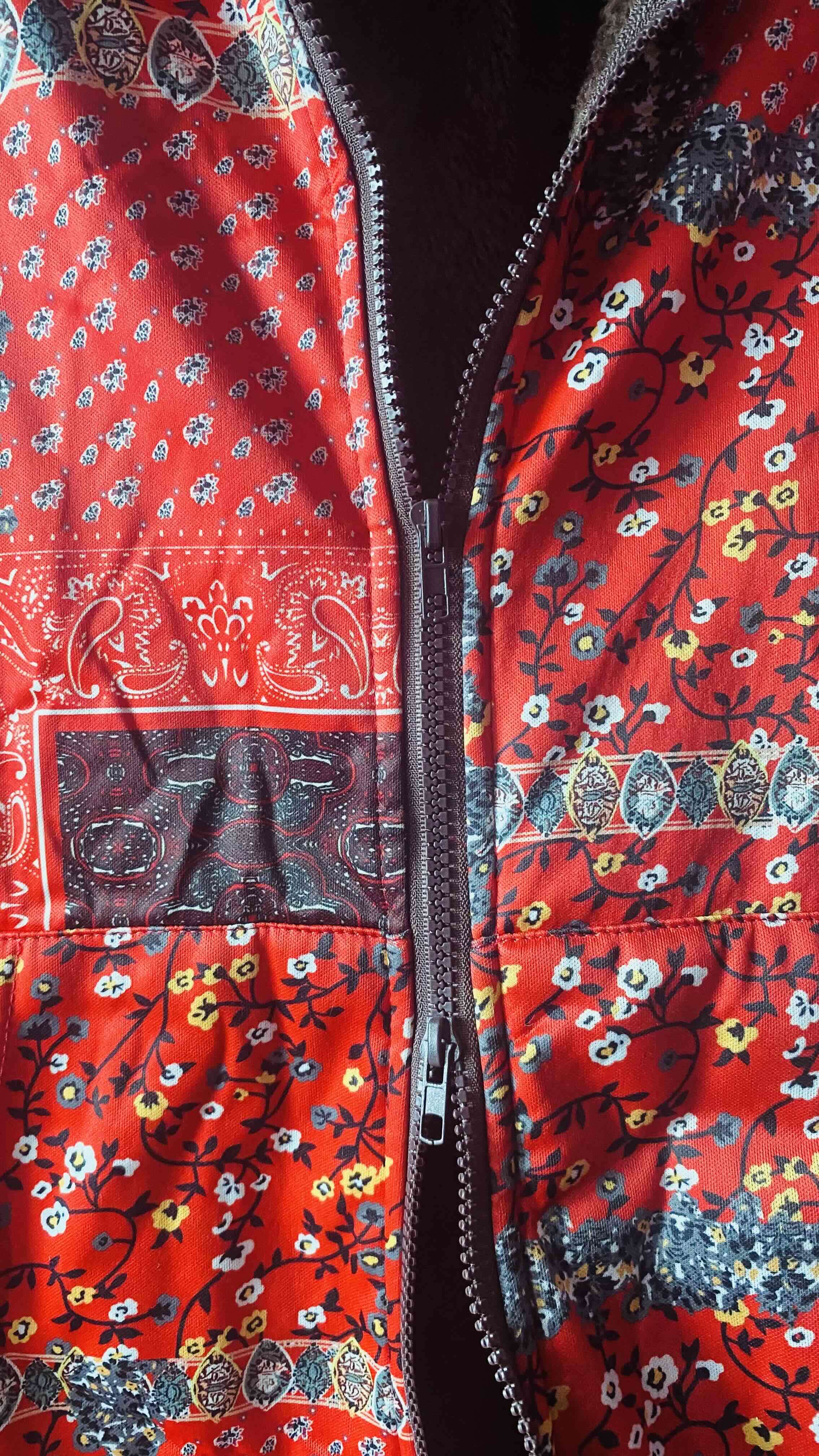 Abrigo acolchado rojo con diseño - miniatura 5