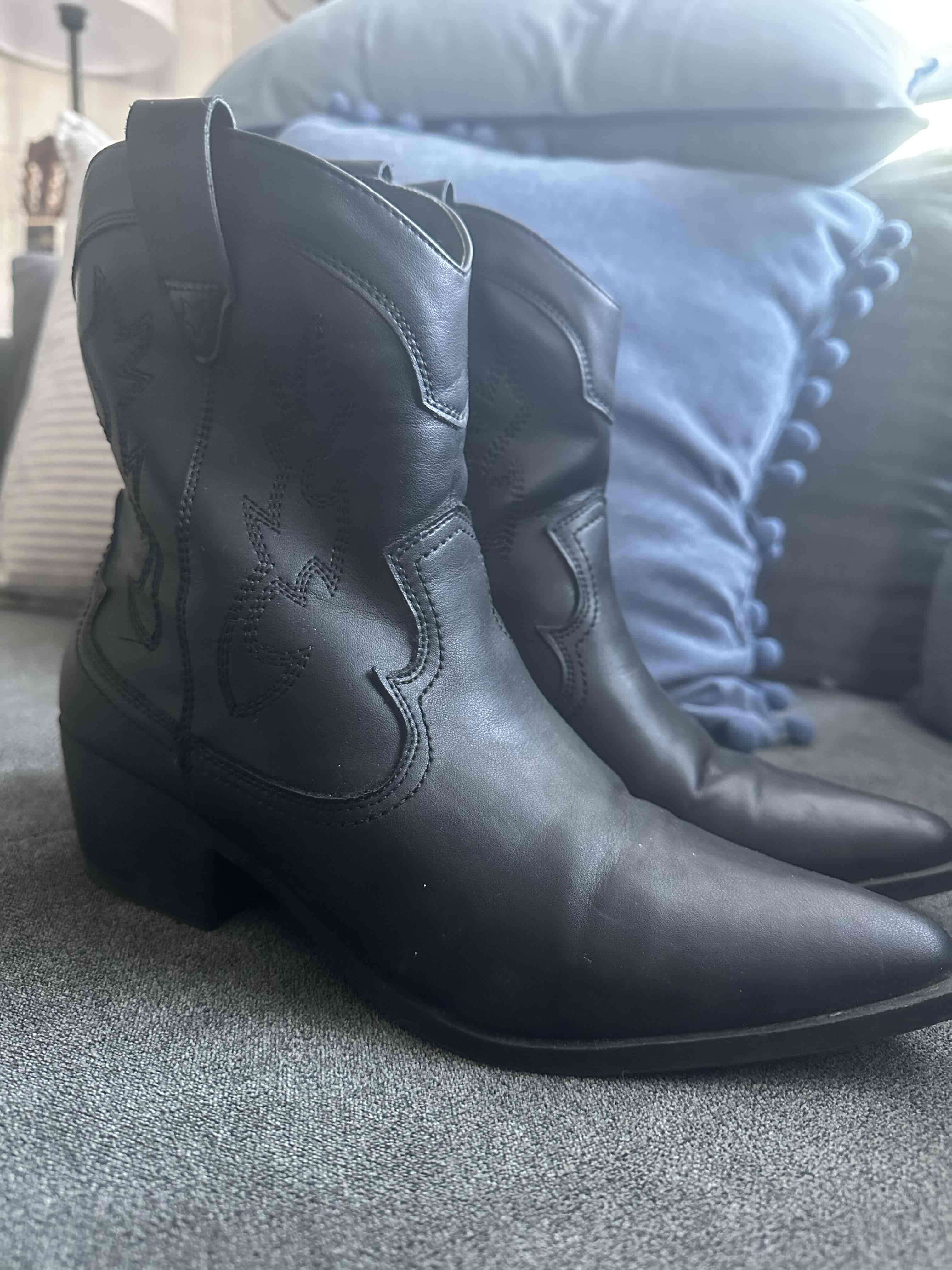 Botas negras de cuero estilo vaquero - miniatura 2