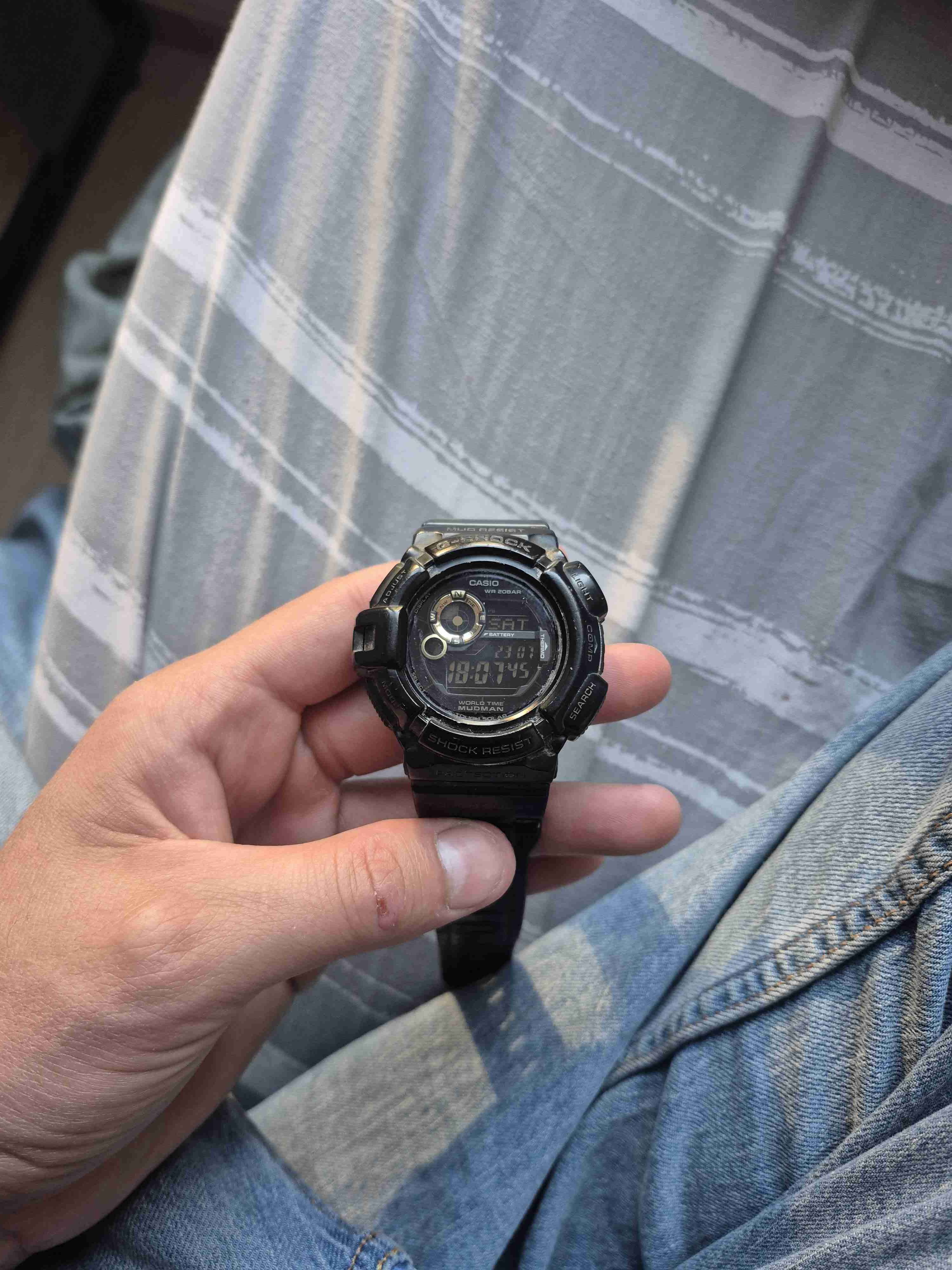 Reloj digital negro deportivo - miniatura 3