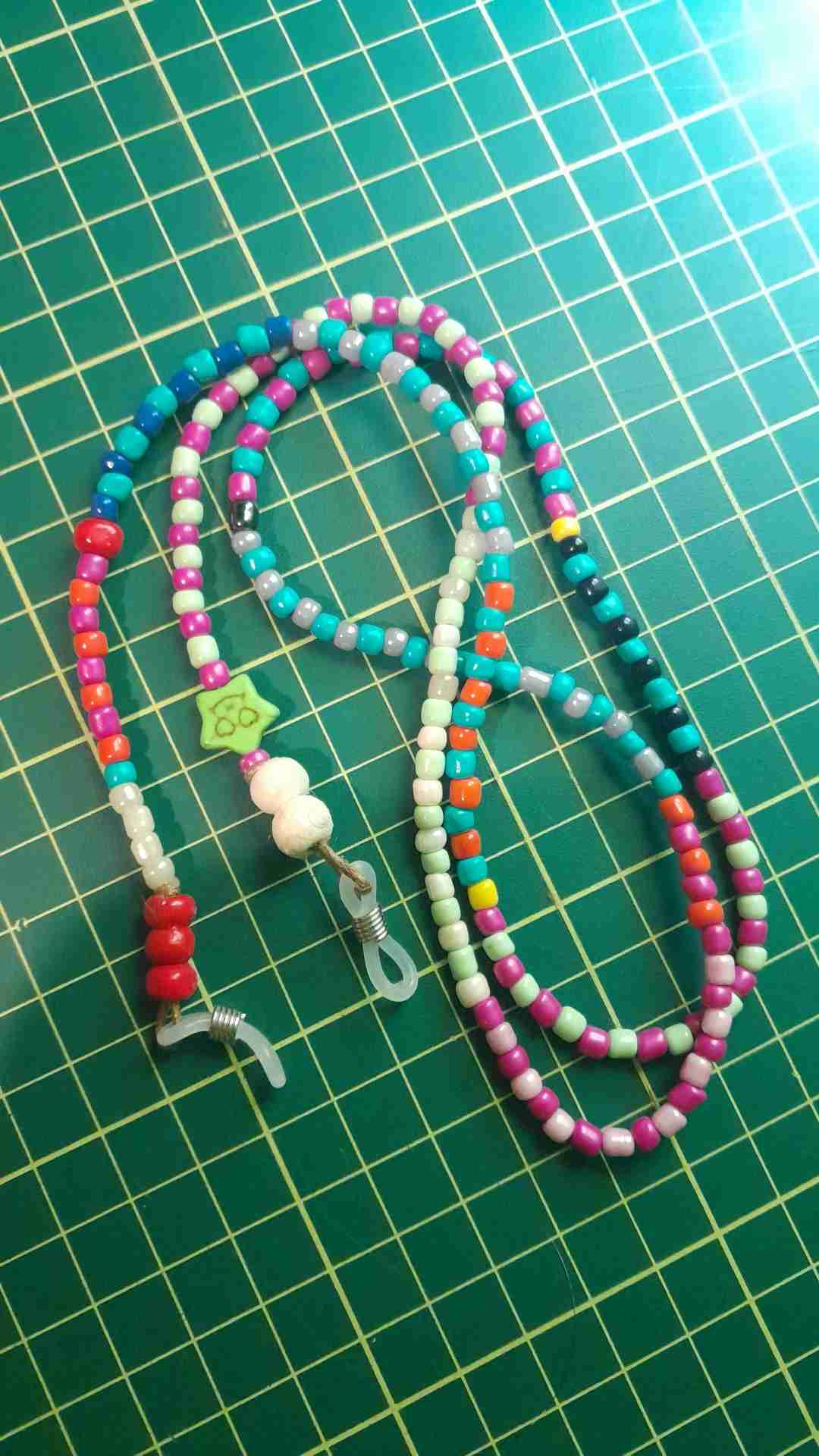 Cuelga gafas de mostacillas - miniatura 2