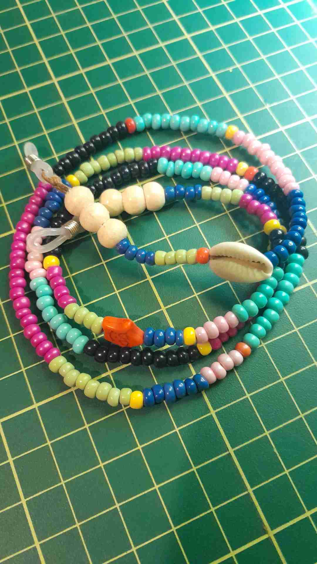 Cuelga gafas de mostacillas - miniatura 4