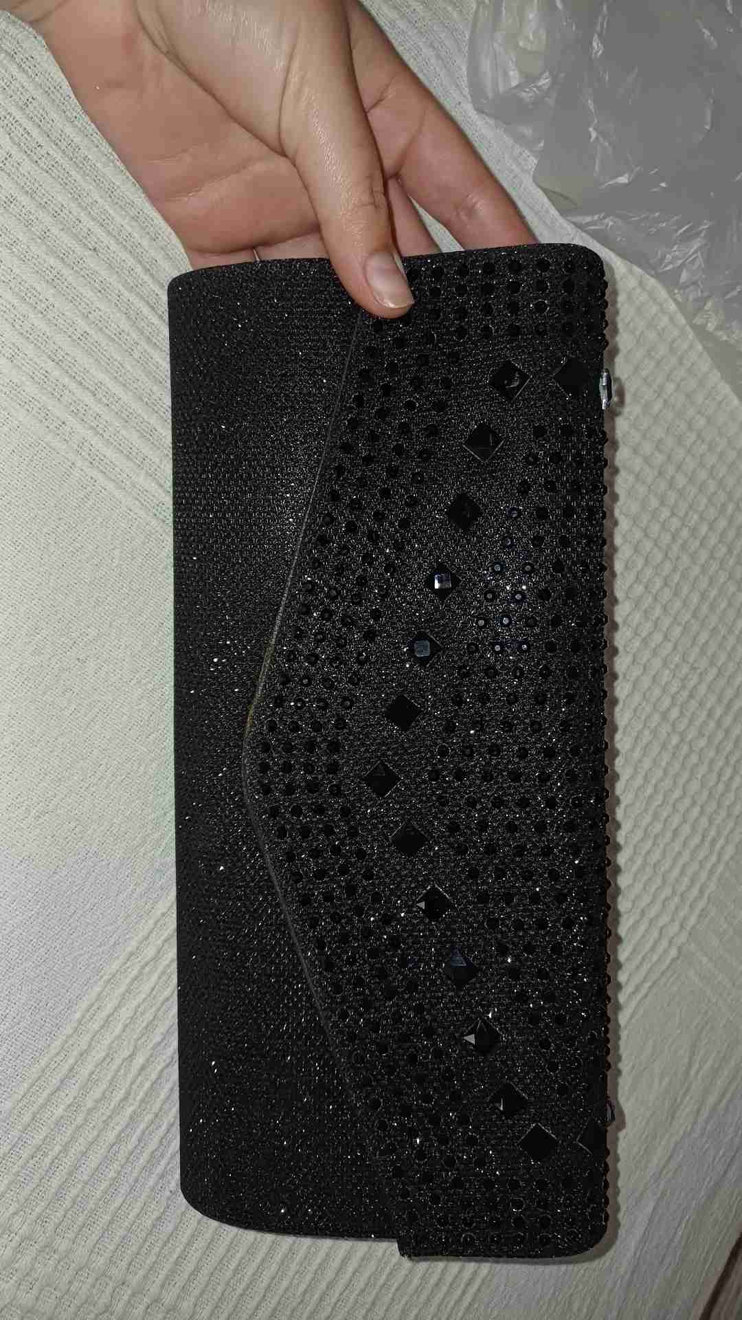 Cartera negra con brillos