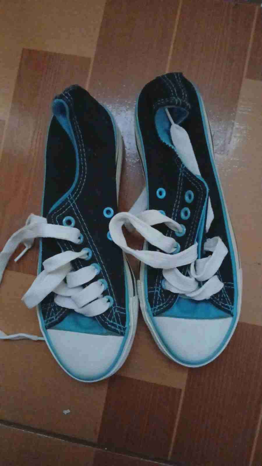 Zapatillas negras y azules