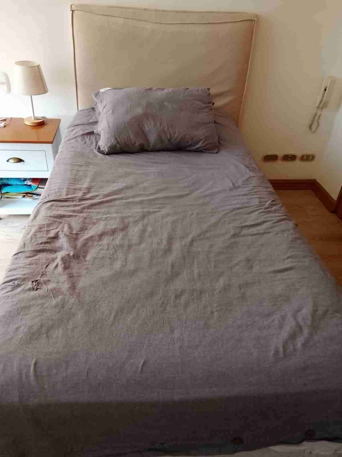 Cama individual con cabecera