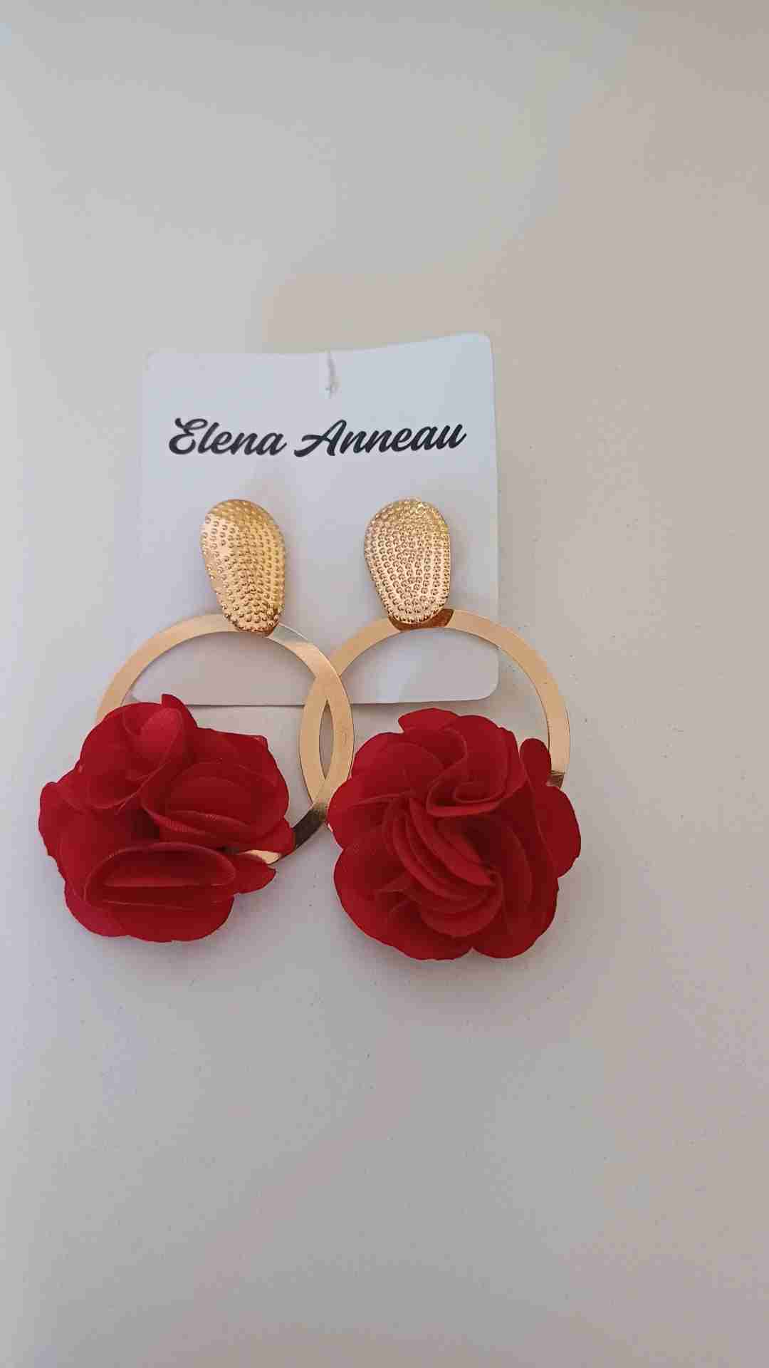 Aros dorados con flores rojas