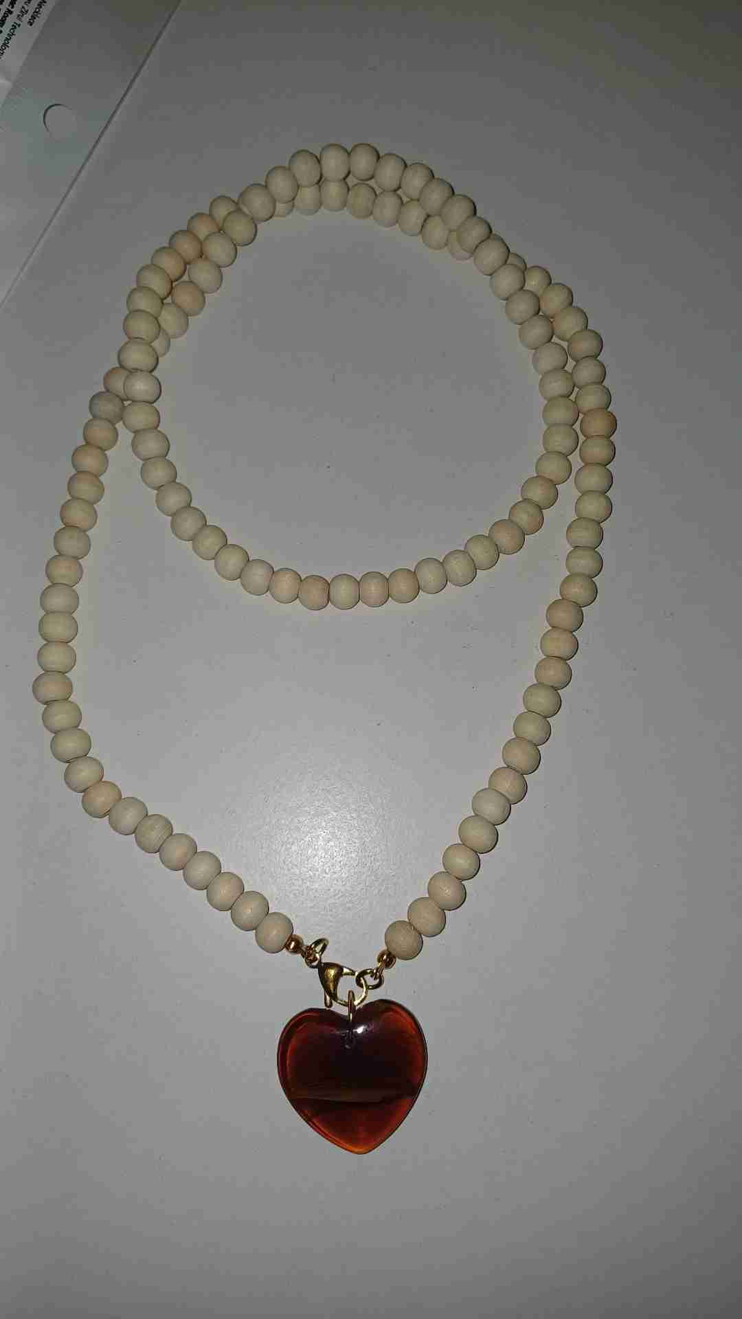 Collar cuentas con dije corazón - miniatura 1