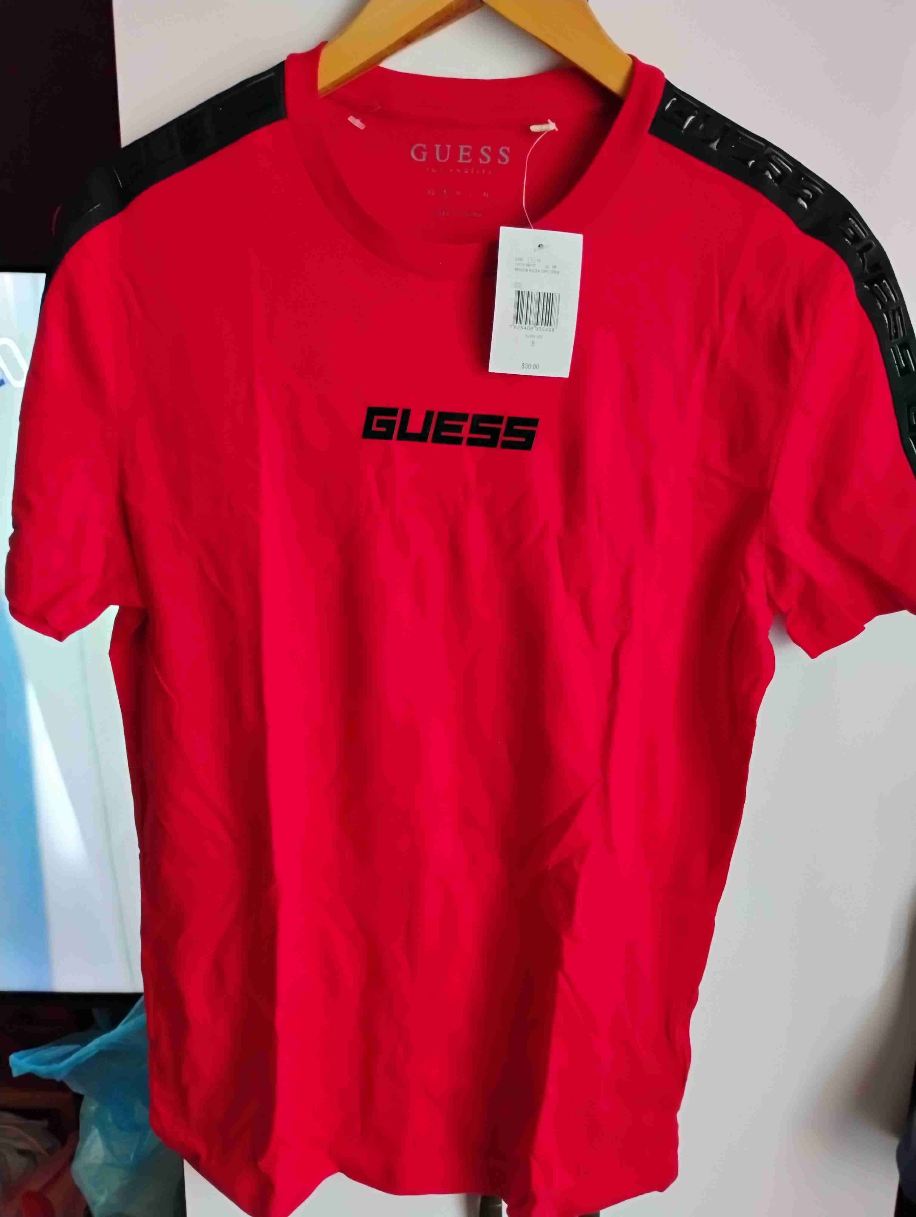 Polera roja Guess con logo - miniatura 1