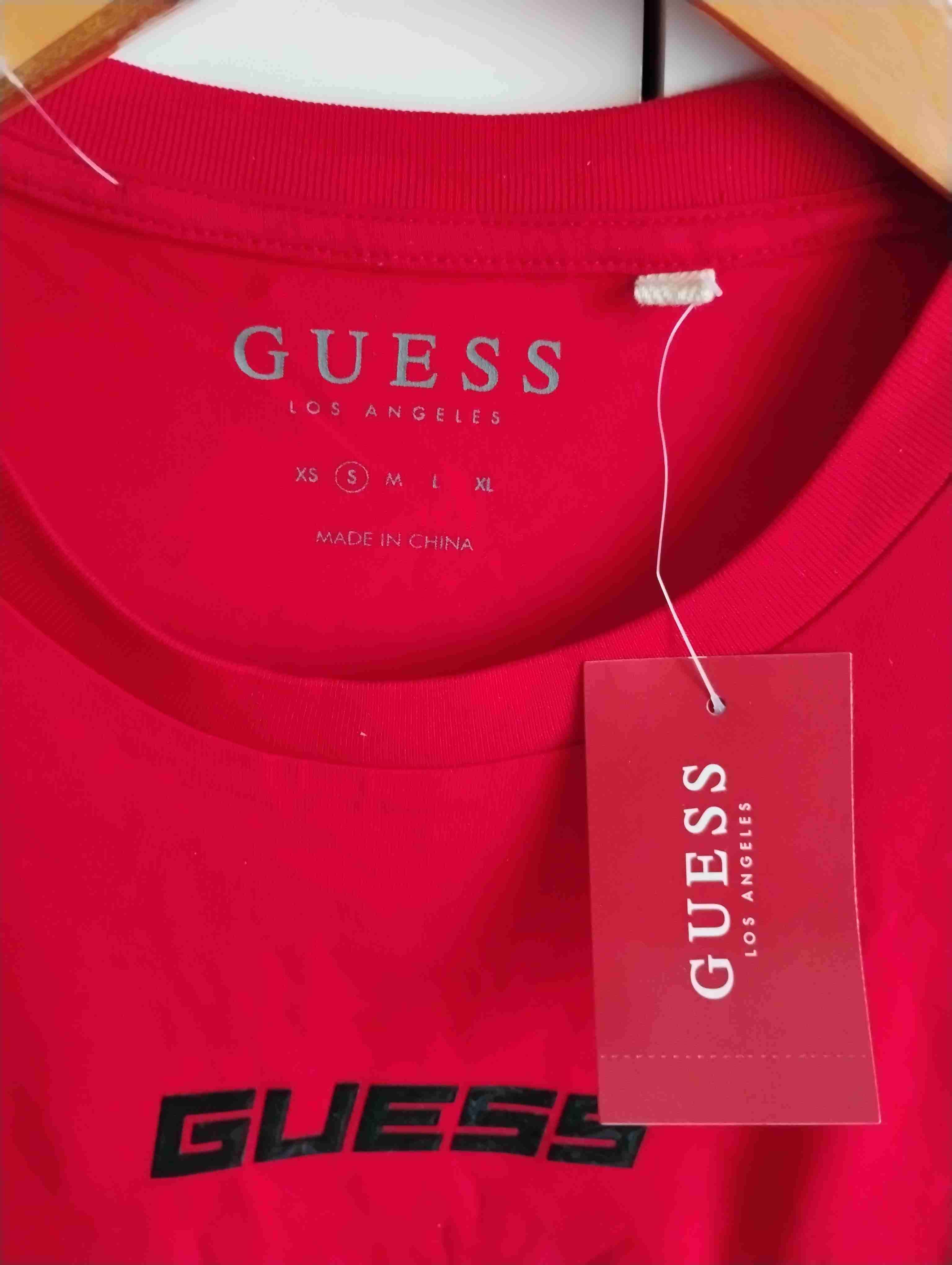 Polera roja Guess con logo - miniatura 2