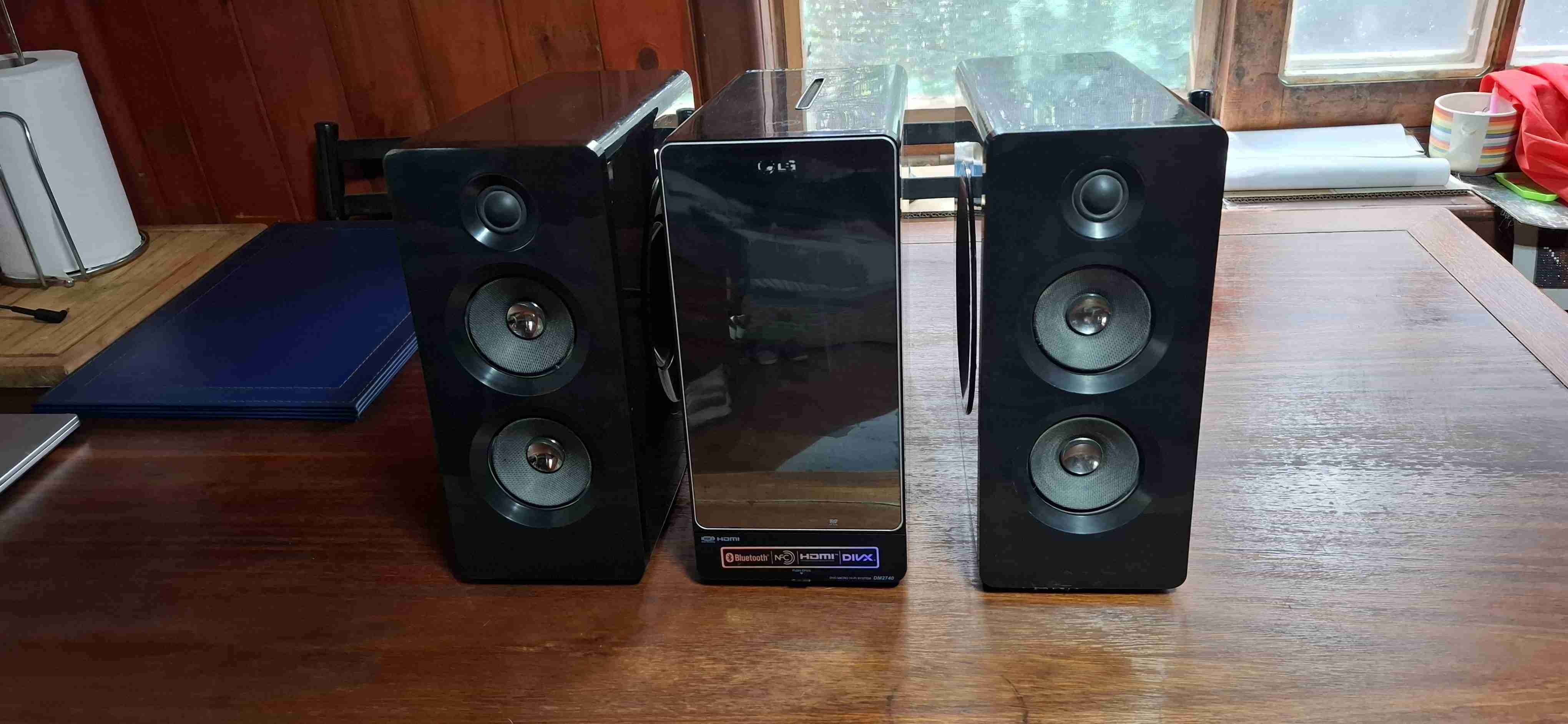 Sistema de sonido LG con parlantes - miniatura 1