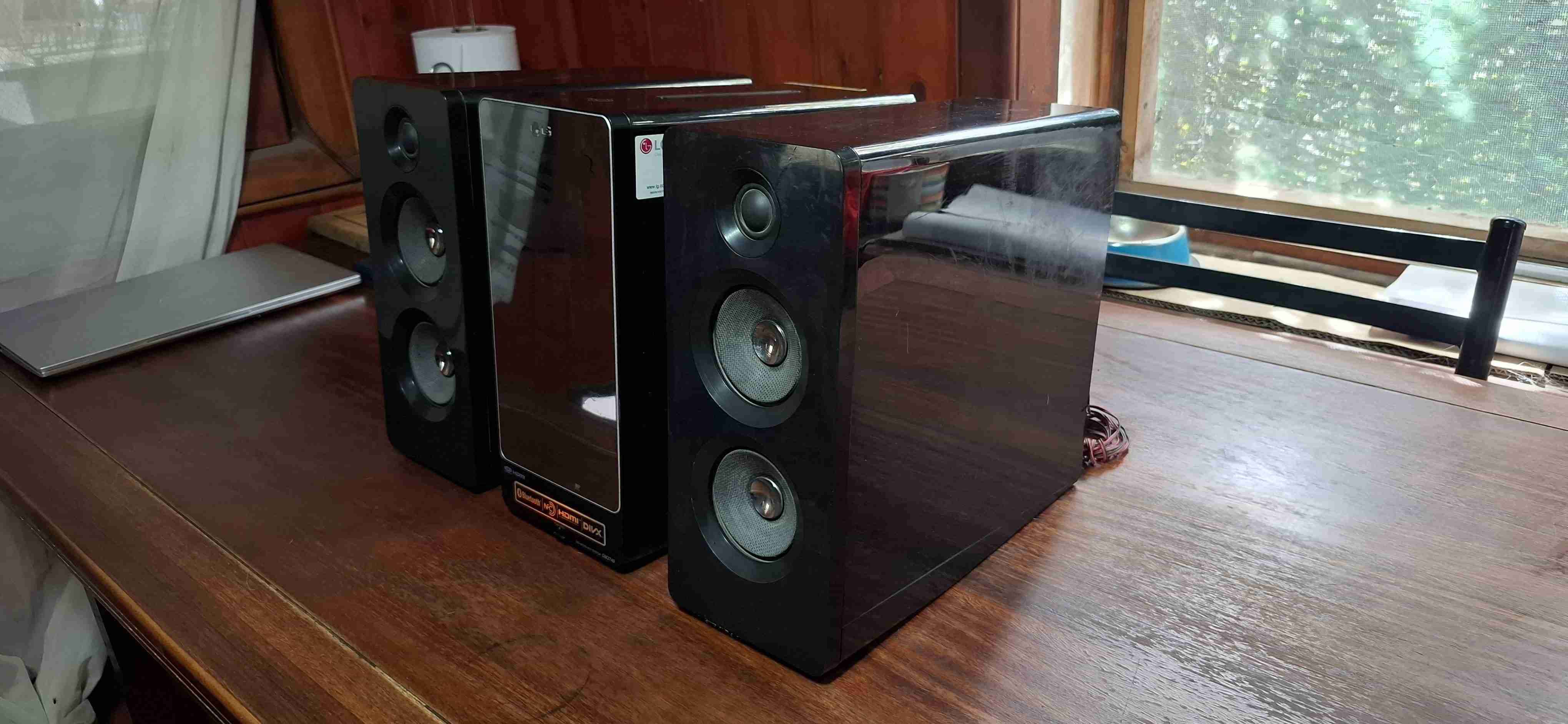 Sistema de sonido LG con parlantes - miniatura 2