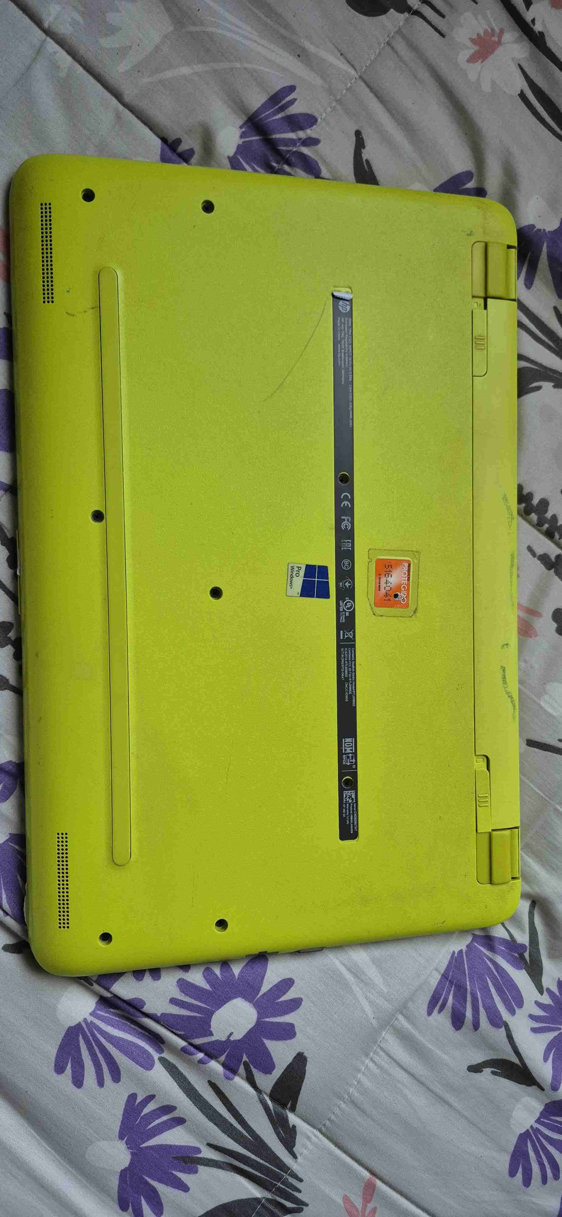 Laptop amarillo HP usada - miniatura 1