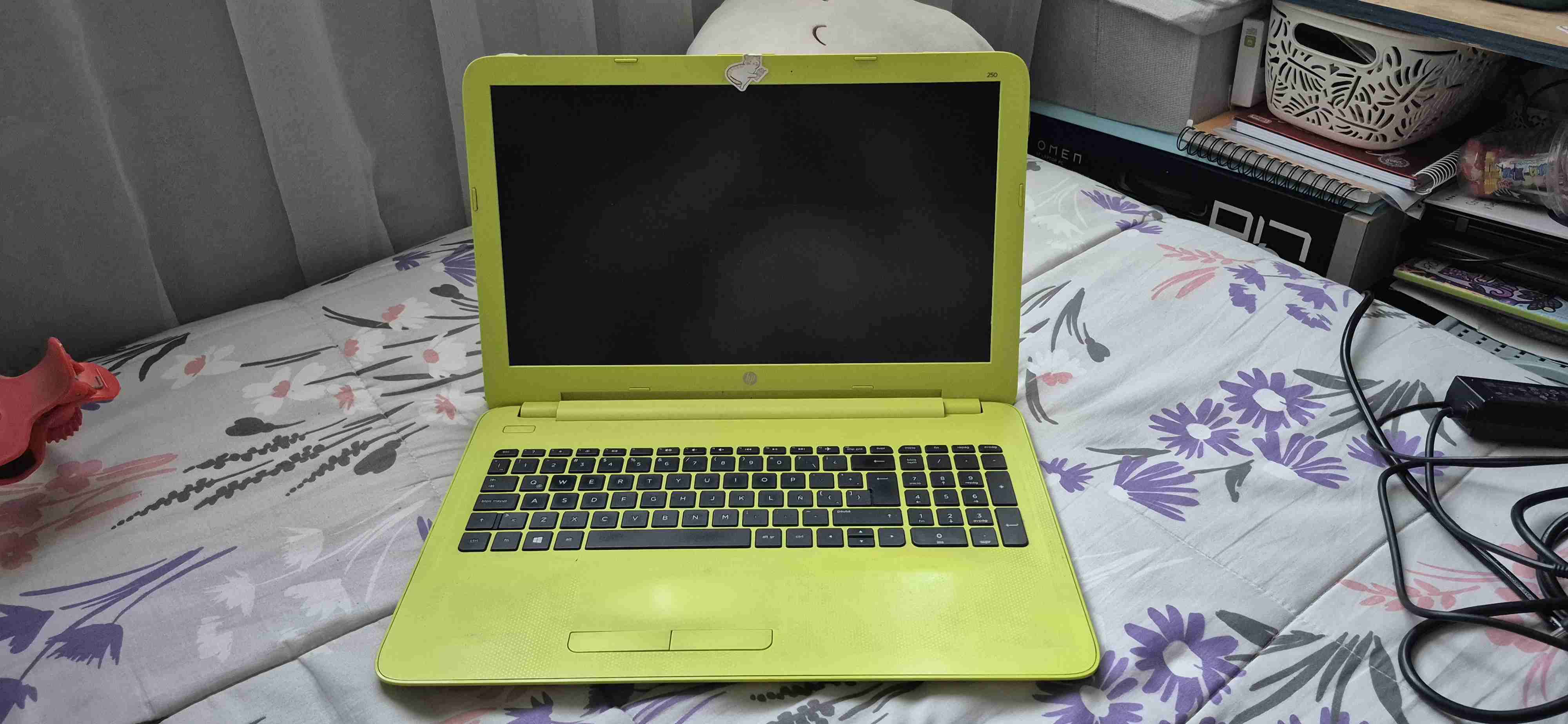 Laptop amarillo HP usada - miniatura 3