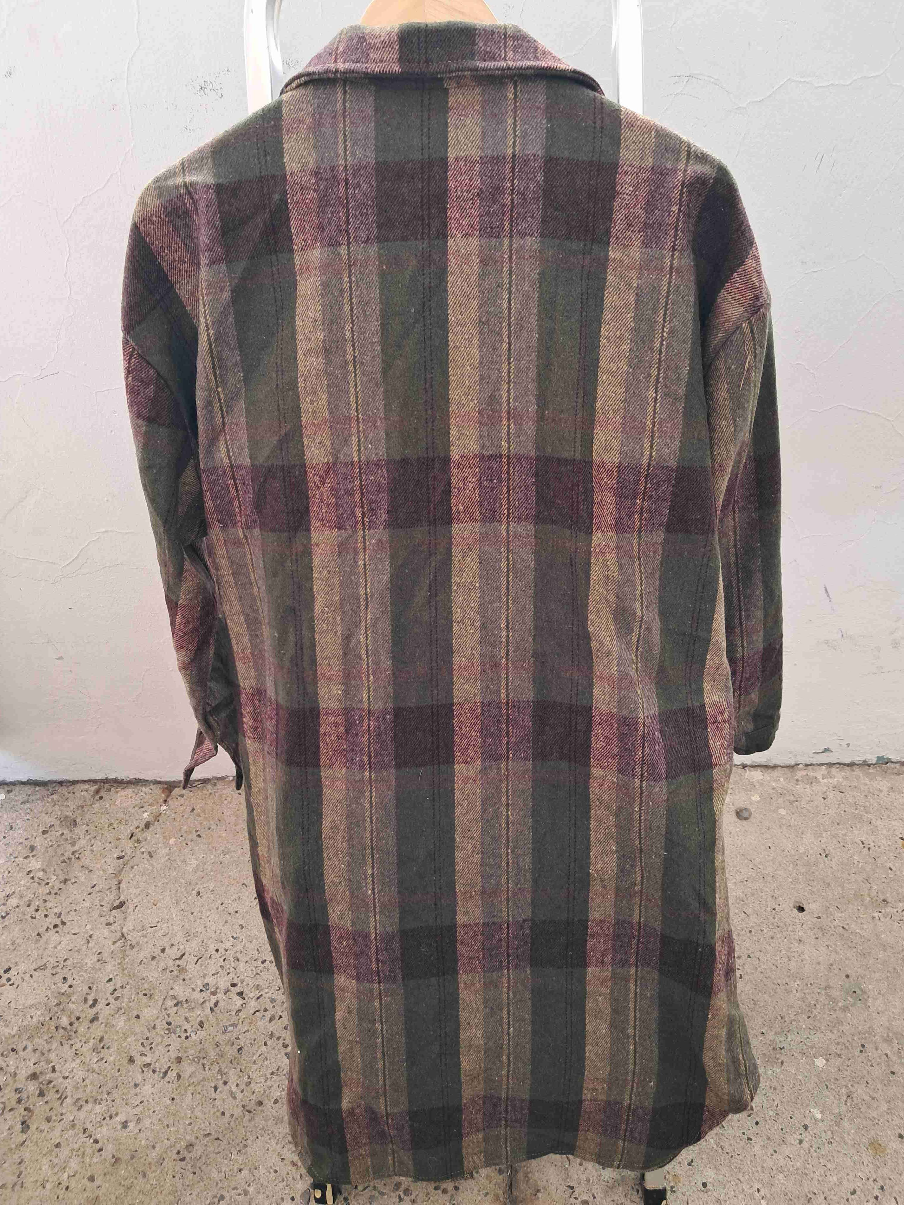 Abrigo estilo camisa a cuadros verde y beige - miniatura 2