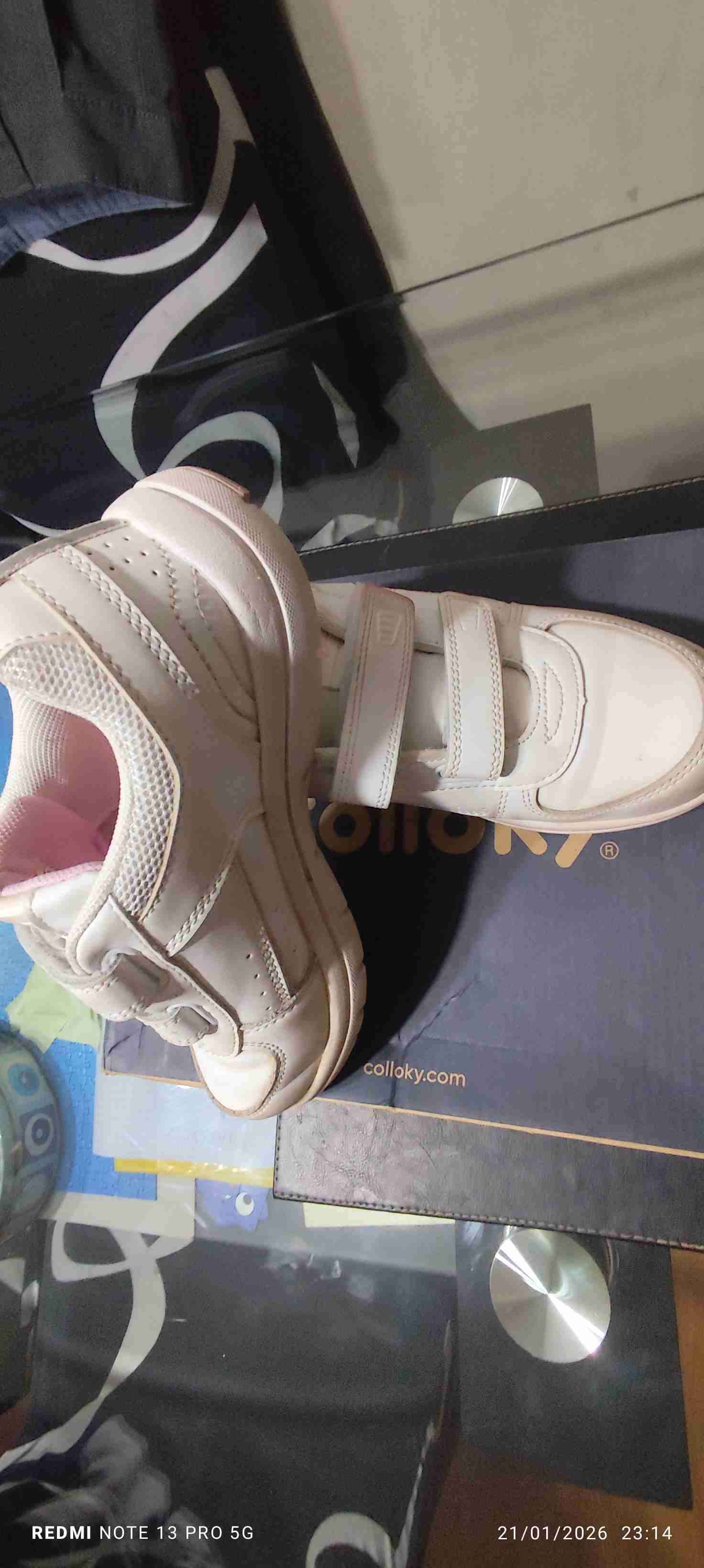 Zapatillas blancas con velcro - miniatura 1