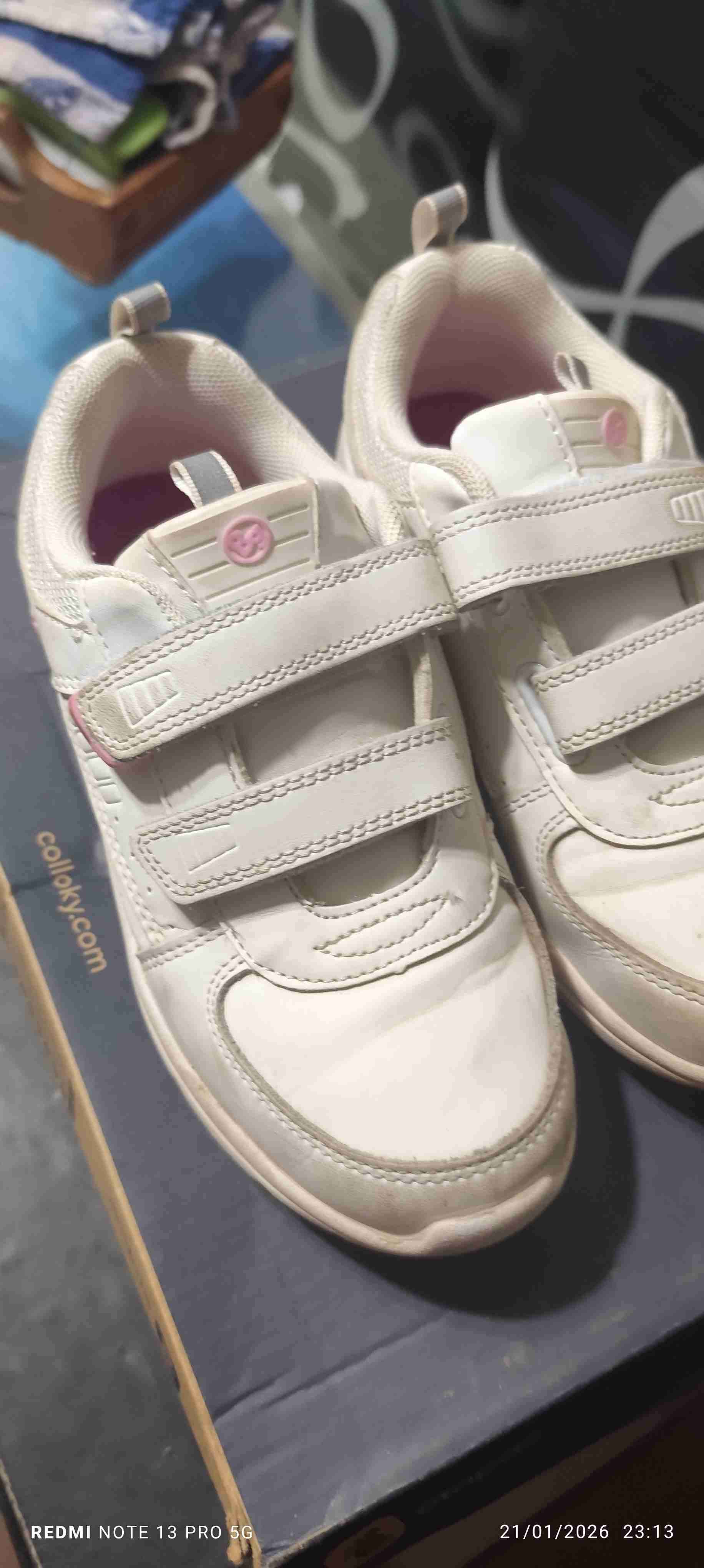 Zapatillas blancas con velcro - miniatura 2