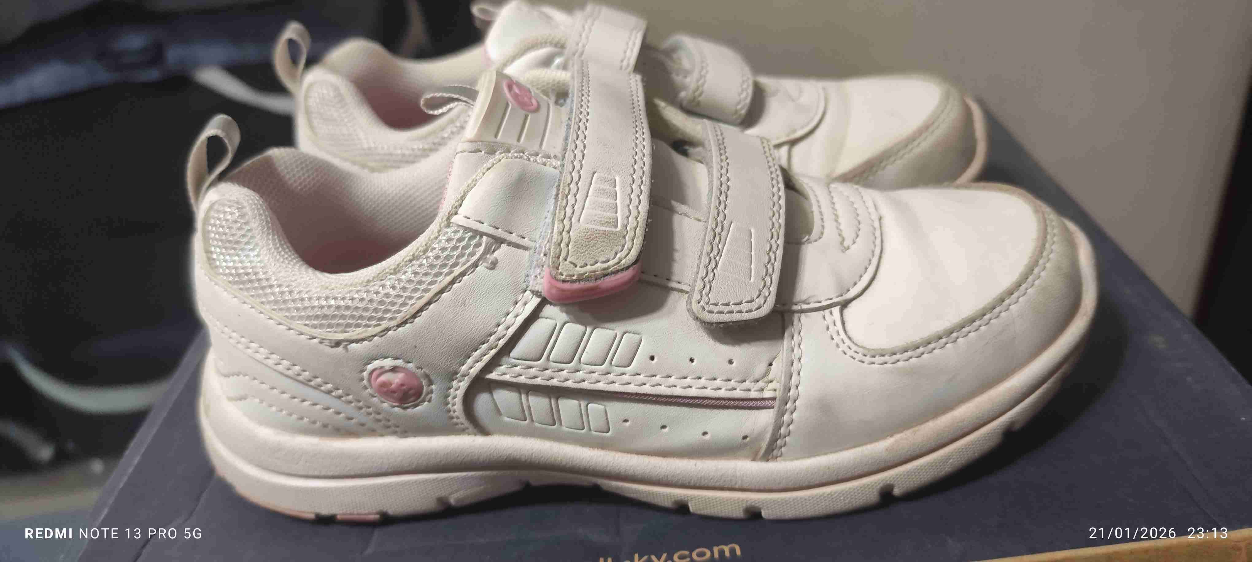 Zapatillas blancas con velcro - miniatura 4