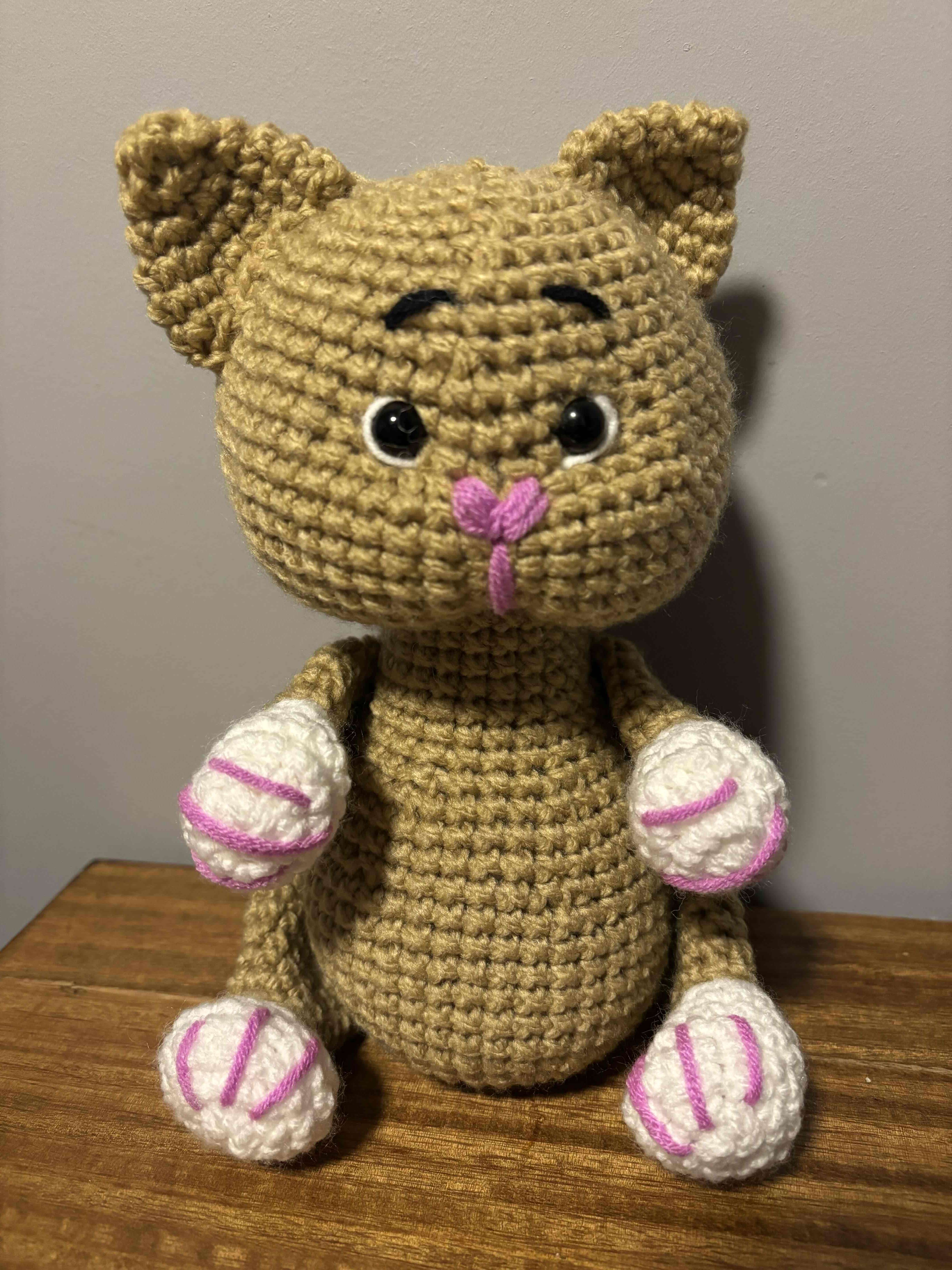 Gato de peluche tejido a mano