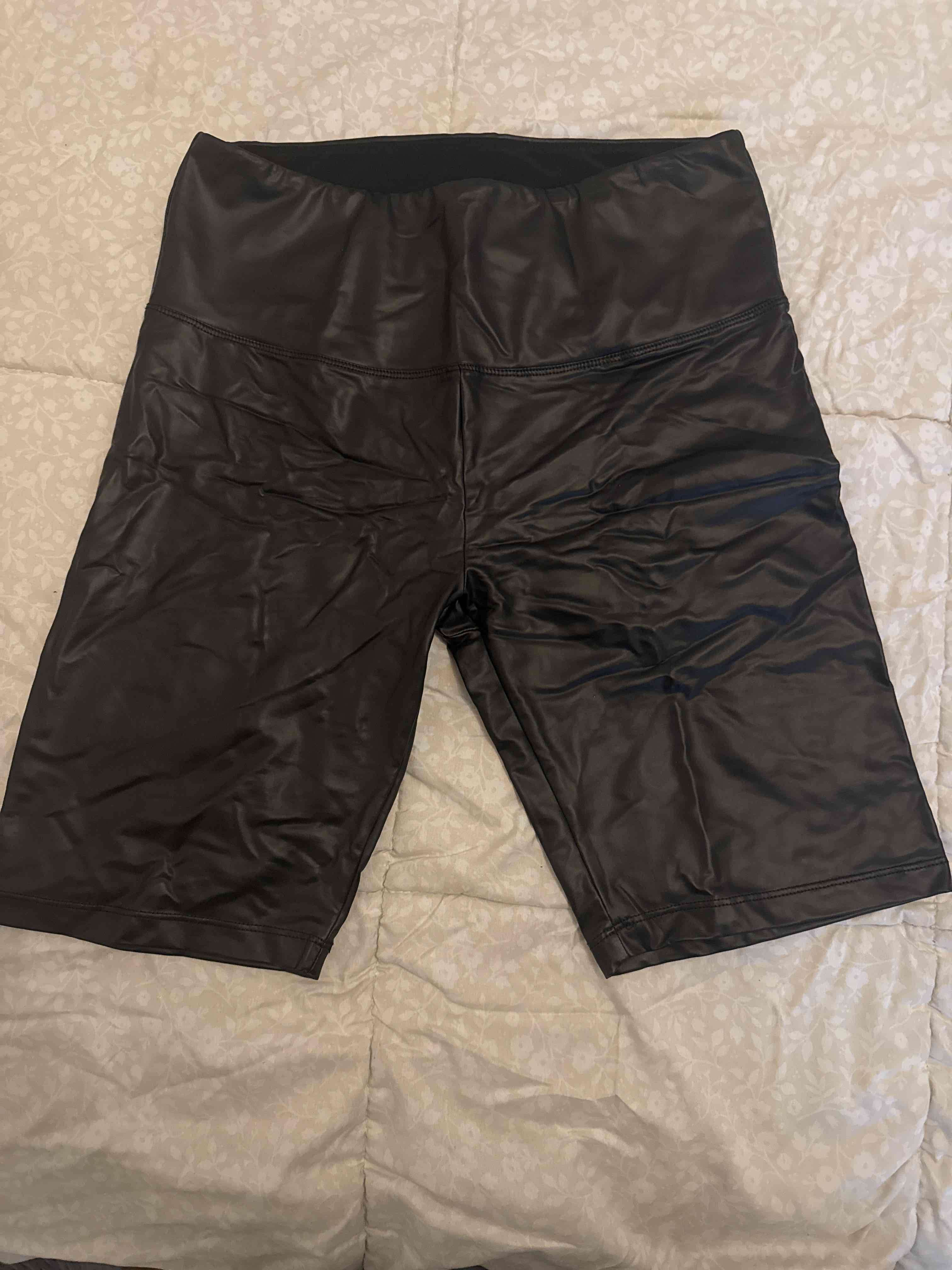 Shorts de cuero negro - miniatura 3