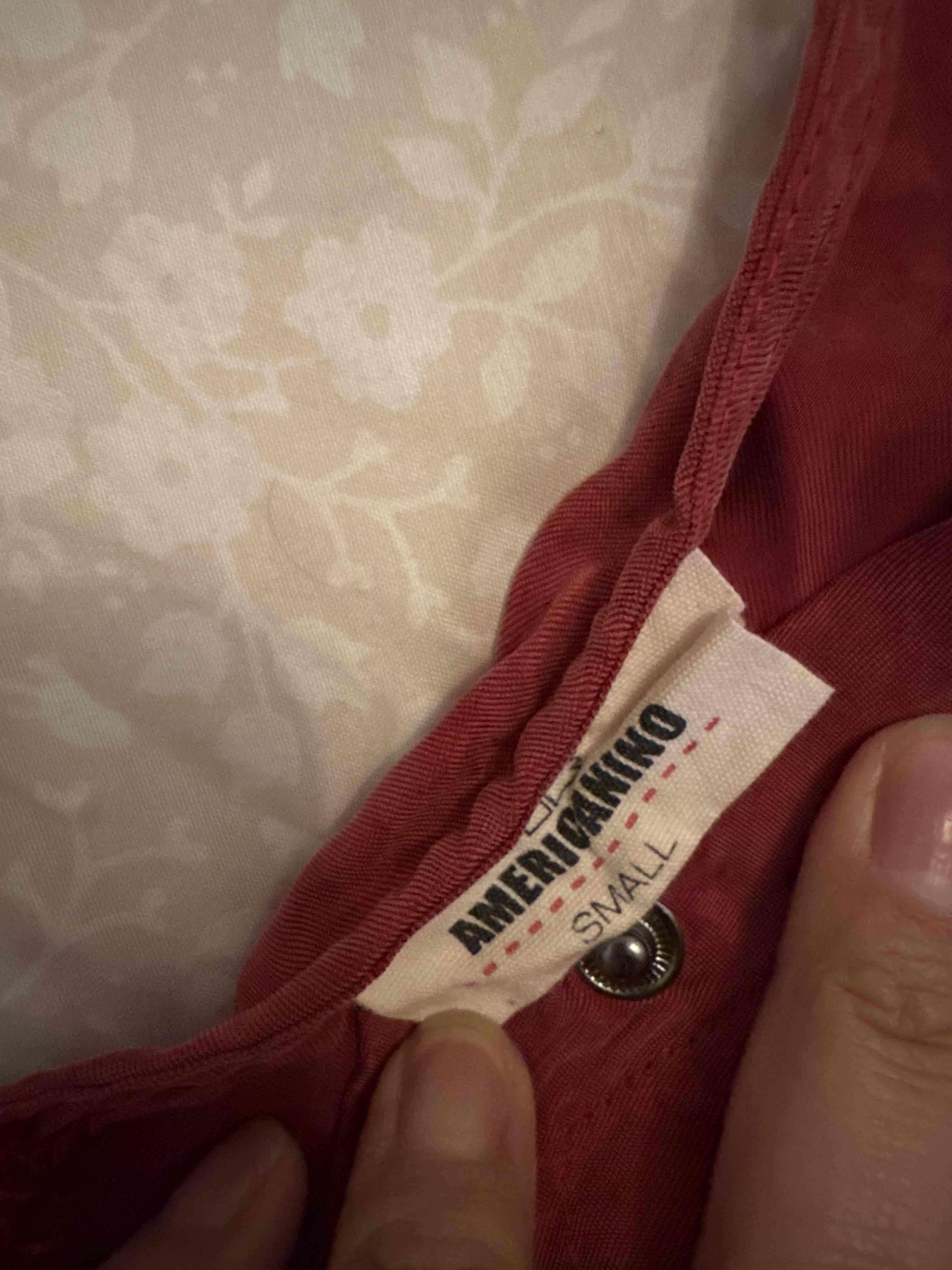 Blusa roja con botones - miniatura 2