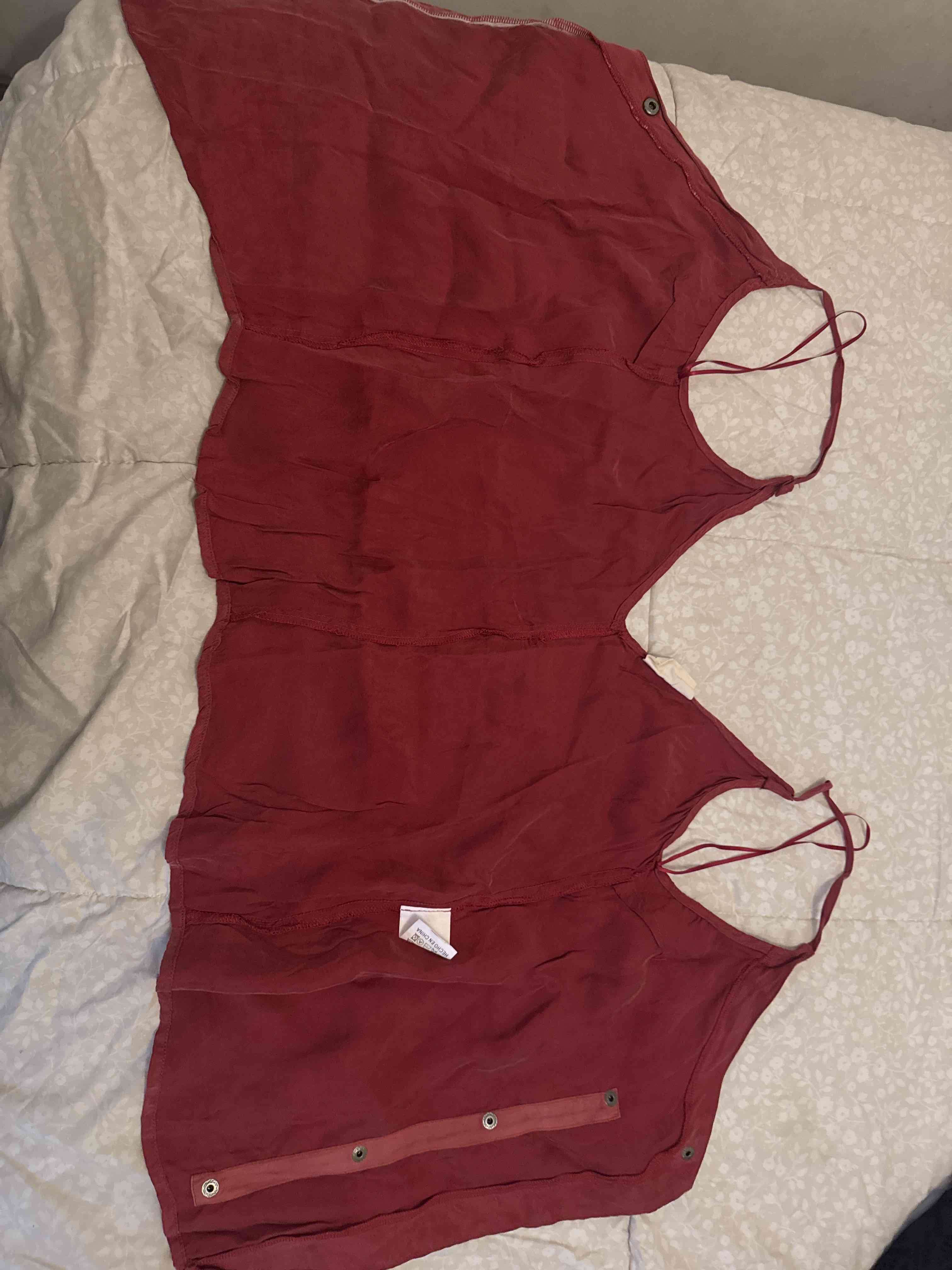 Blusa roja con botones - miniatura 4