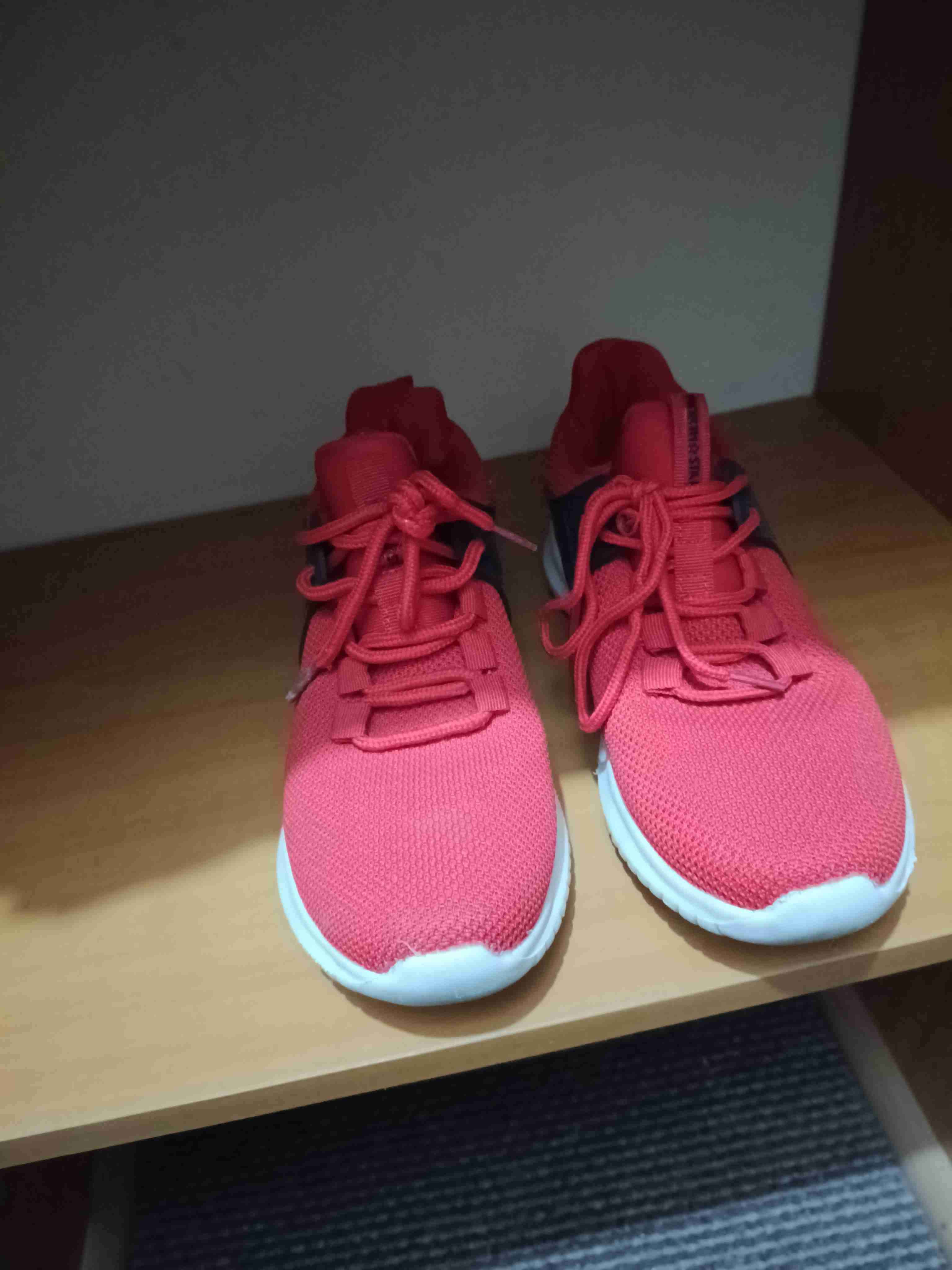 Zapatillas rojas deportivas - miniatura 2