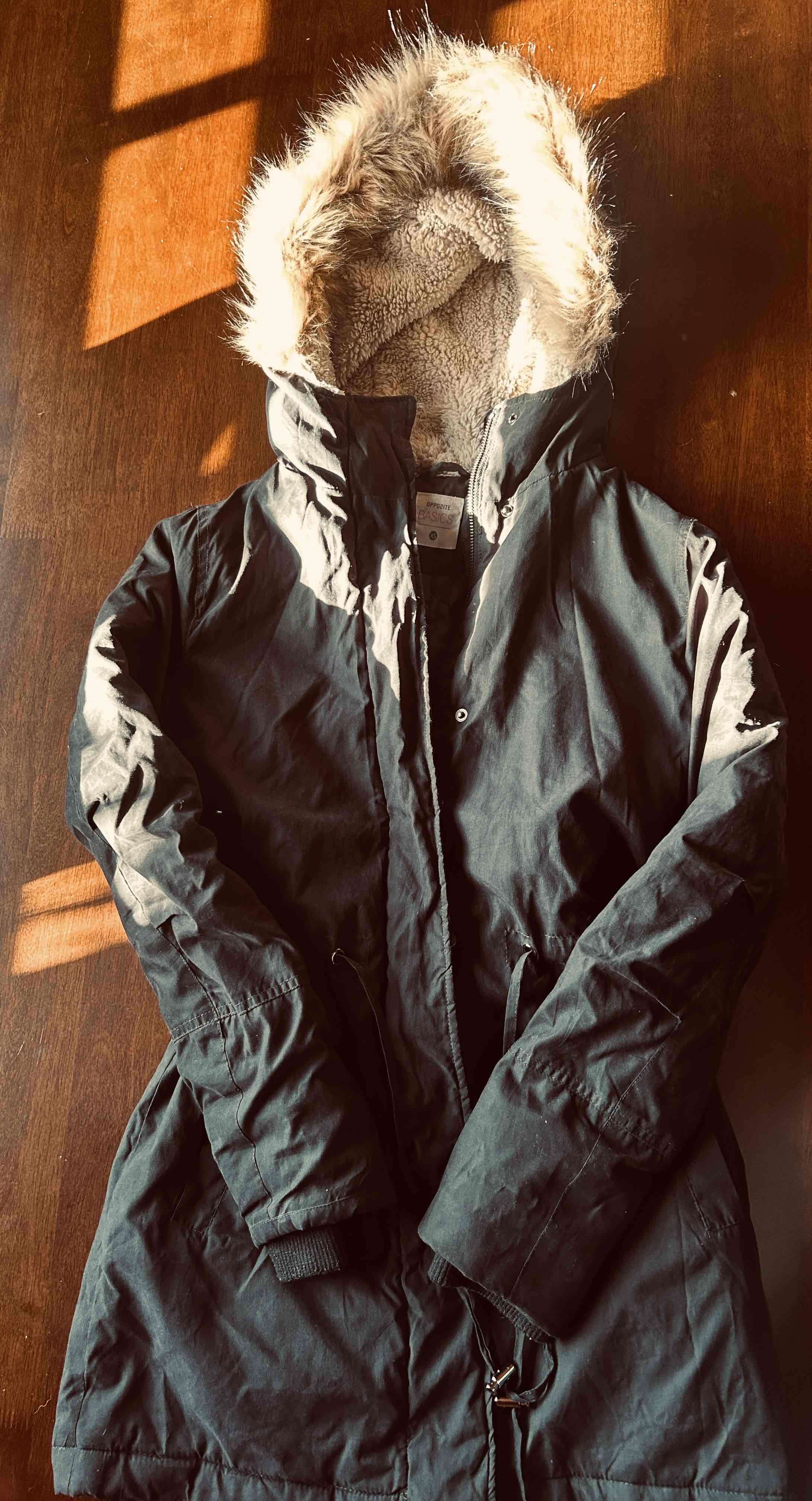 Parka negra con capucha de piel - miniatura 2