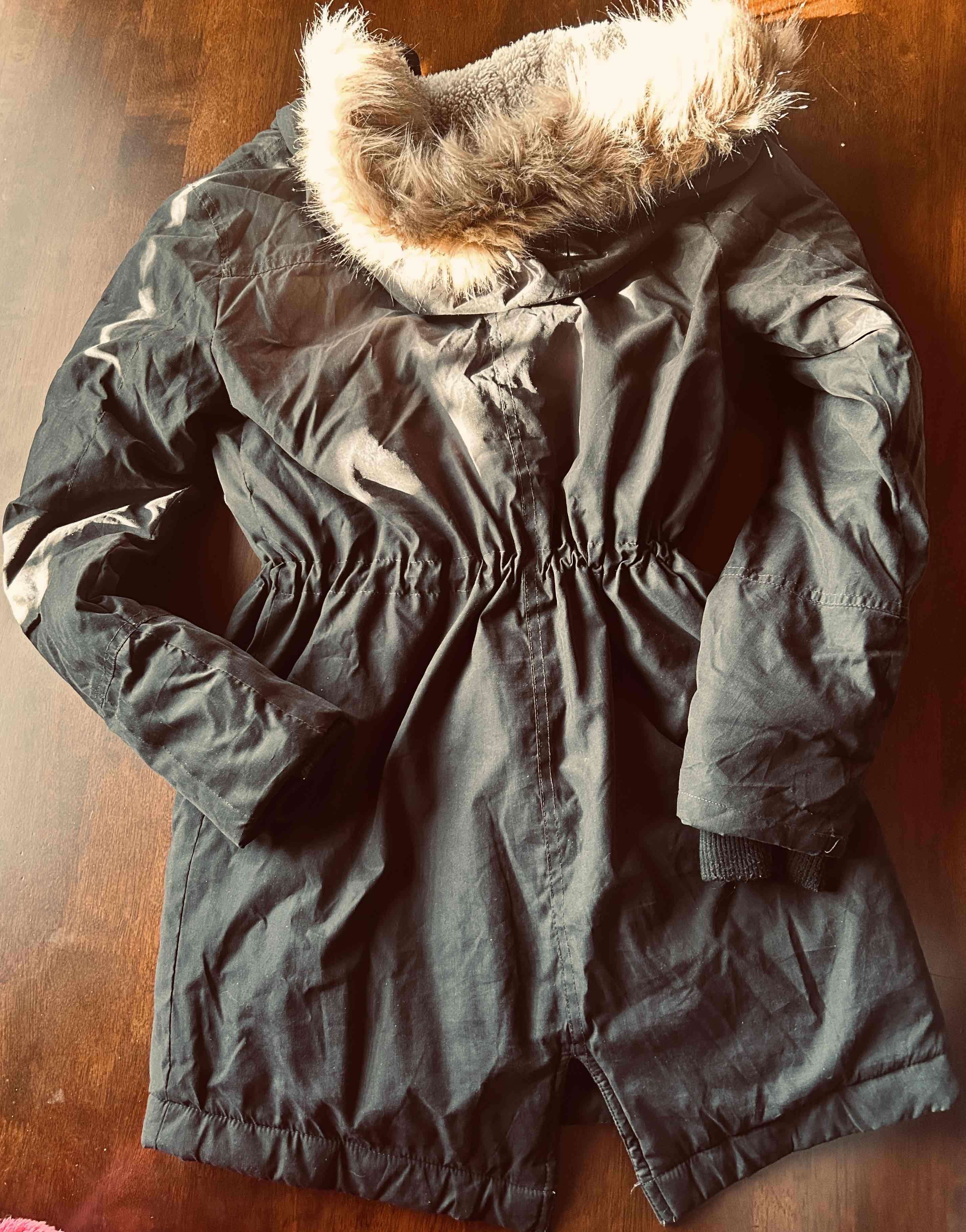 Parka negra con capucha de piel - miniatura 3