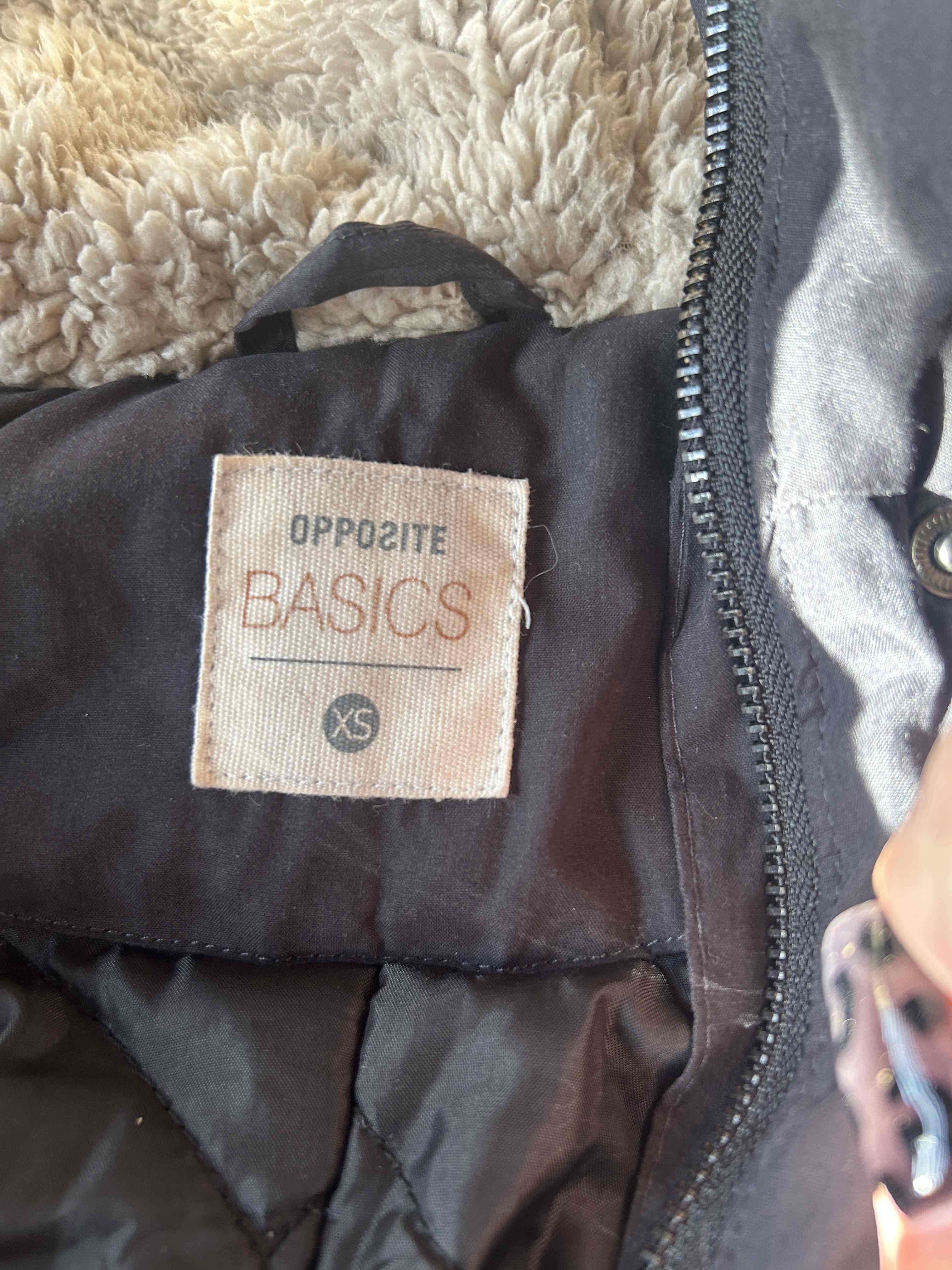 Parka negra con capucha de piel - miniatura 4